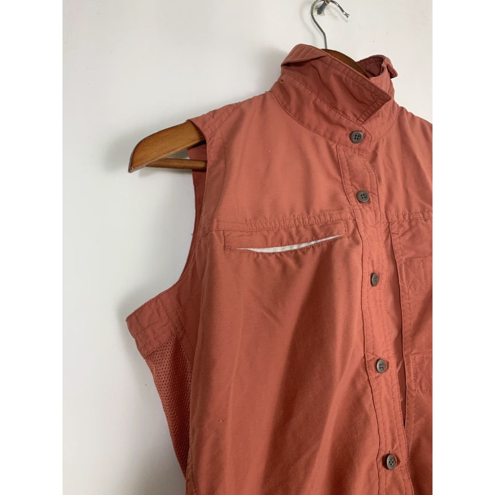Mountain Hardwear VINTAGE Mountain Hardwear Womens 8 Sleeveless Shirt Pink Vented Pocket Button Up Outdoor Size M / US 6-8 / IT 42-44 - 2 Thumbnail