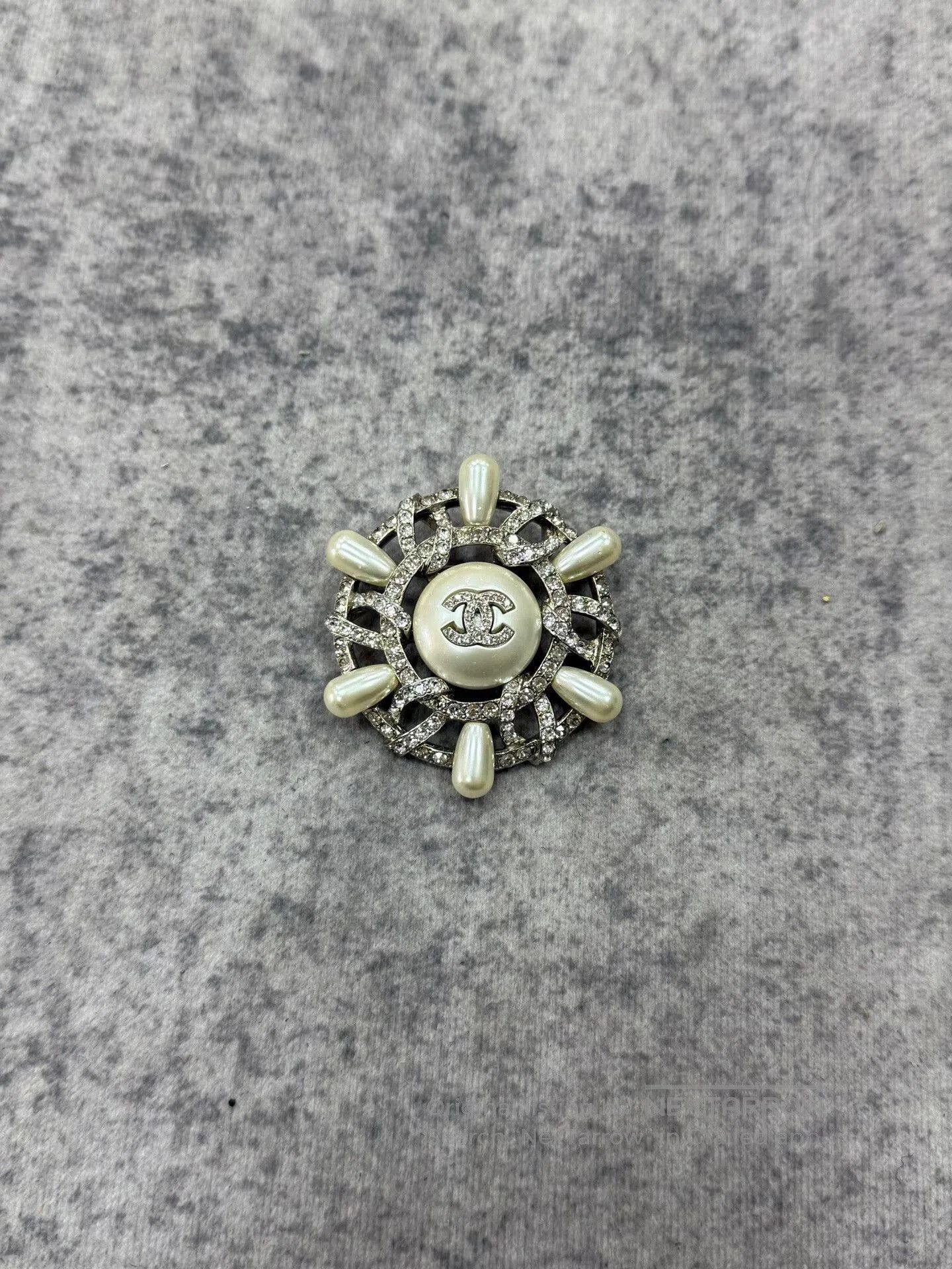 Chanel Chanel Pearl and Crystal Sunflower Brooch. Size ONE SIZE - 1 Thumbnail