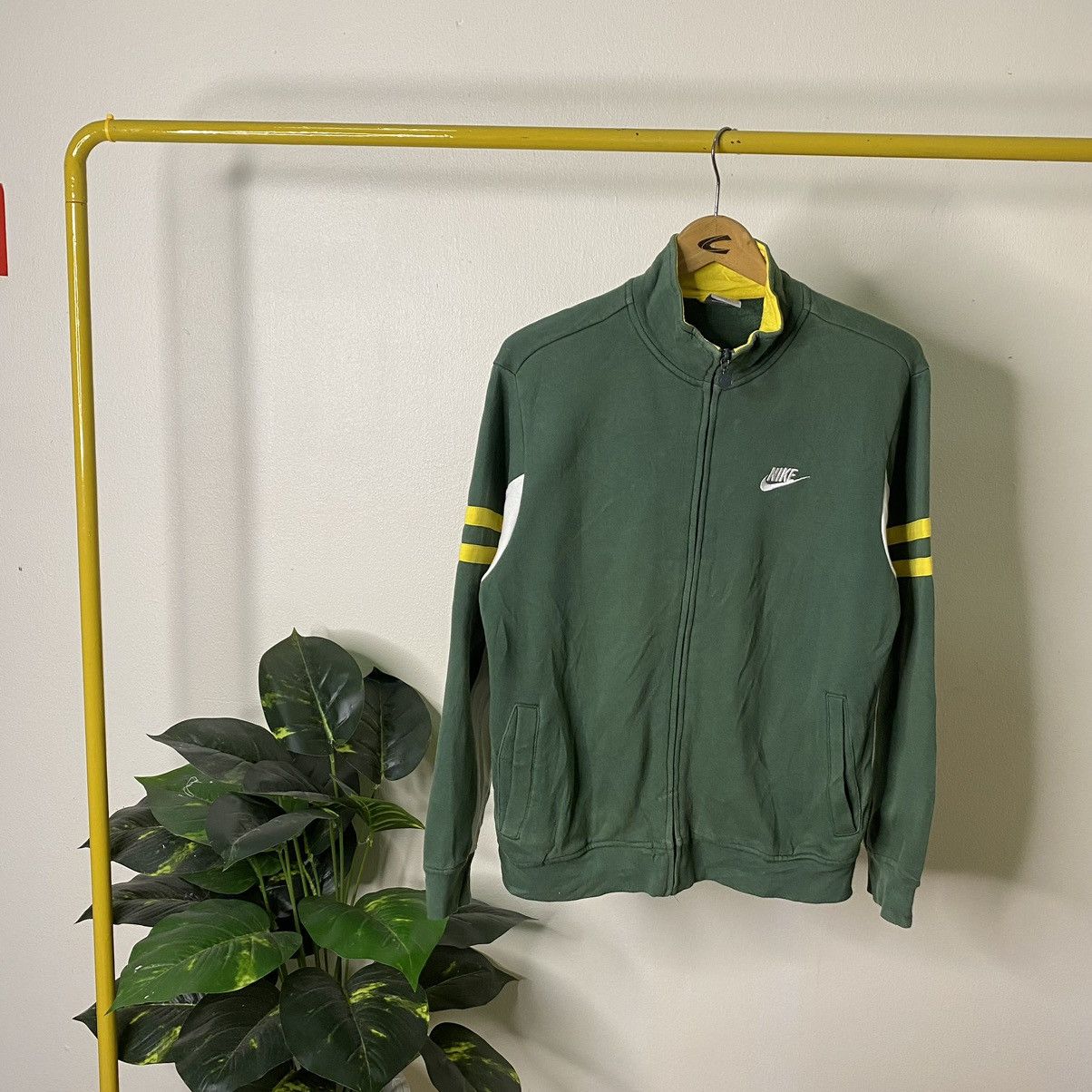 Nike × Vintage Vintage 2000s Nike Trackfield Zip Up Jacket Size US S / EU 44-46 / 1 - 8 Thumbnail