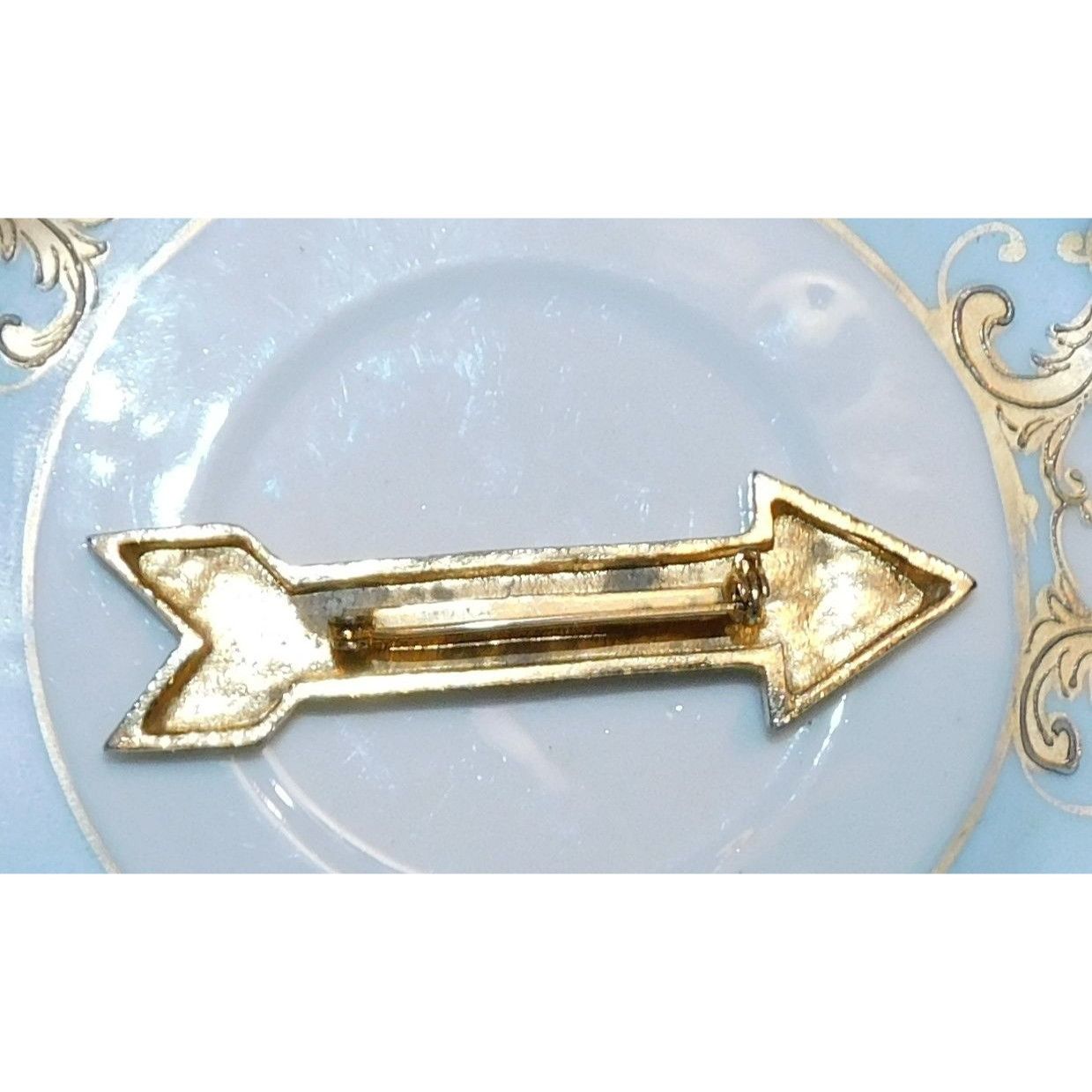 Other Vintage Gold Tone Arrow Shaped Metal Brooch Size ONE SIZE - 3 Thumbnail