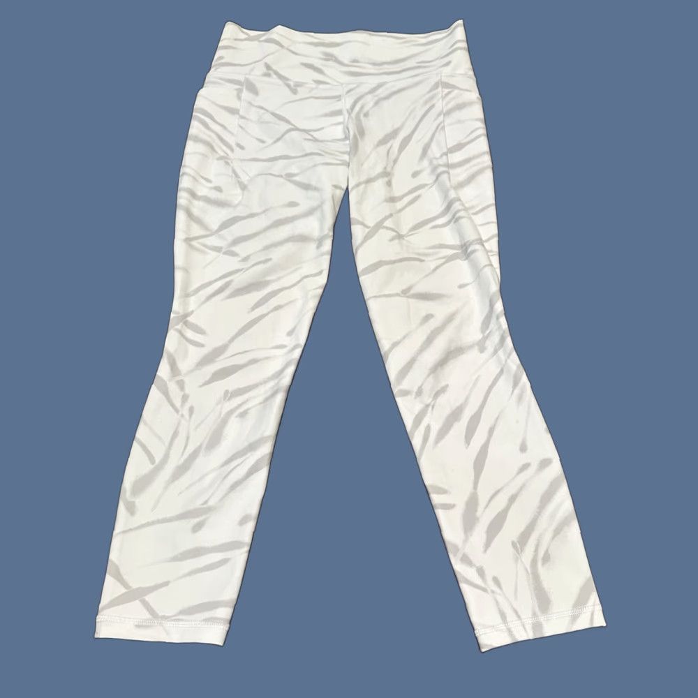 Athleta Athleta Leggings Womens Medium White Salutation Stash Pocket II 7/8 Tight Size 32" / US 10 / IT 46 - 1 Thumbnail
