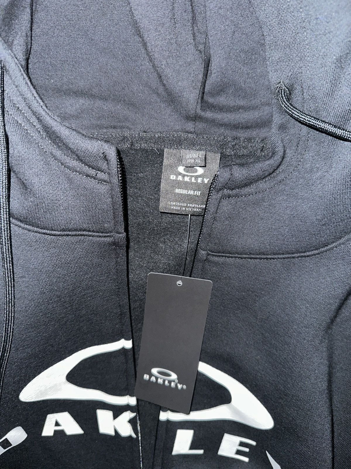 Oakley Oakley full-zip hooded sweatshirt New with tags (Black) Size US L / EU 52-54 / 3 - 5 Thumbnail