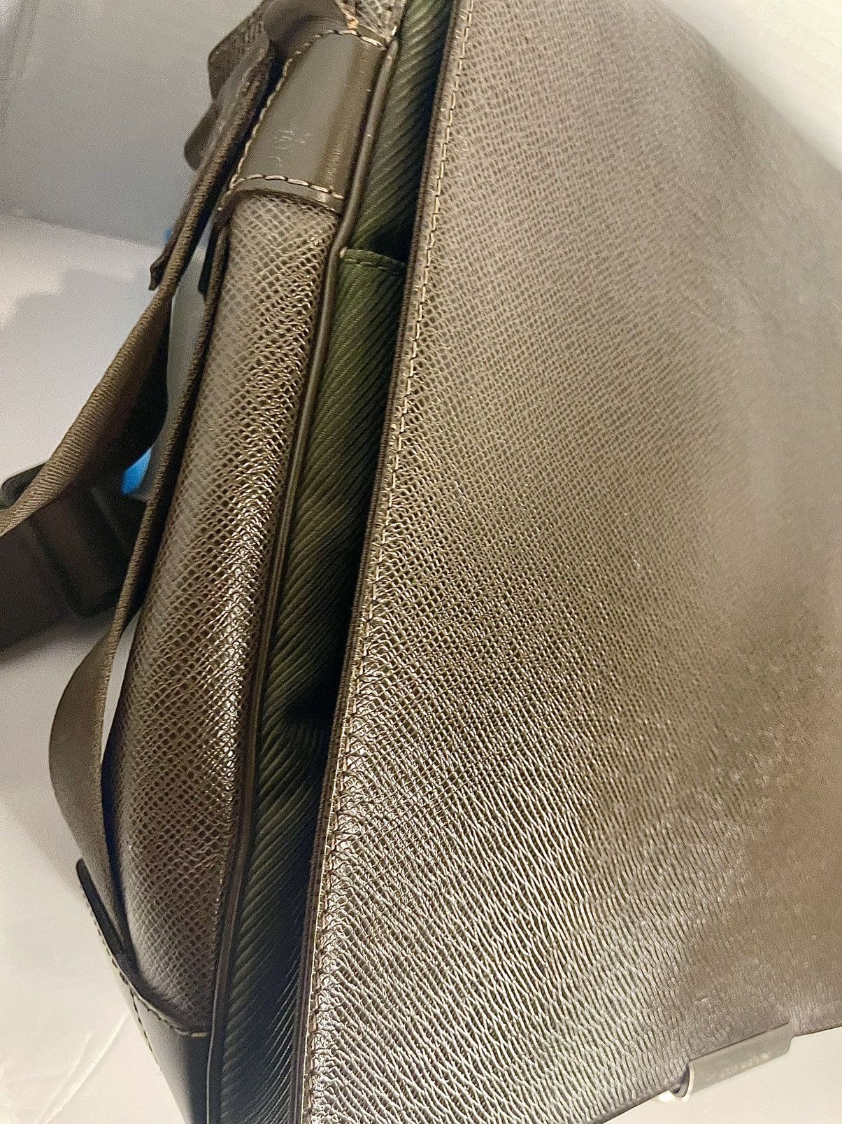 Louis Vuitton Louis Vuitton Brown Taiga Crossbody Bag Size ONE SIZE - 8 Thumbnail