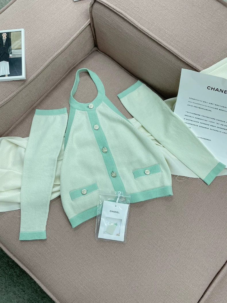 Chanel Chanel 23 Spring and Summer Popular Green Hanger Neck Knit Size XS / US 0-2 / IT 36-38 - 1 Thumbnail
