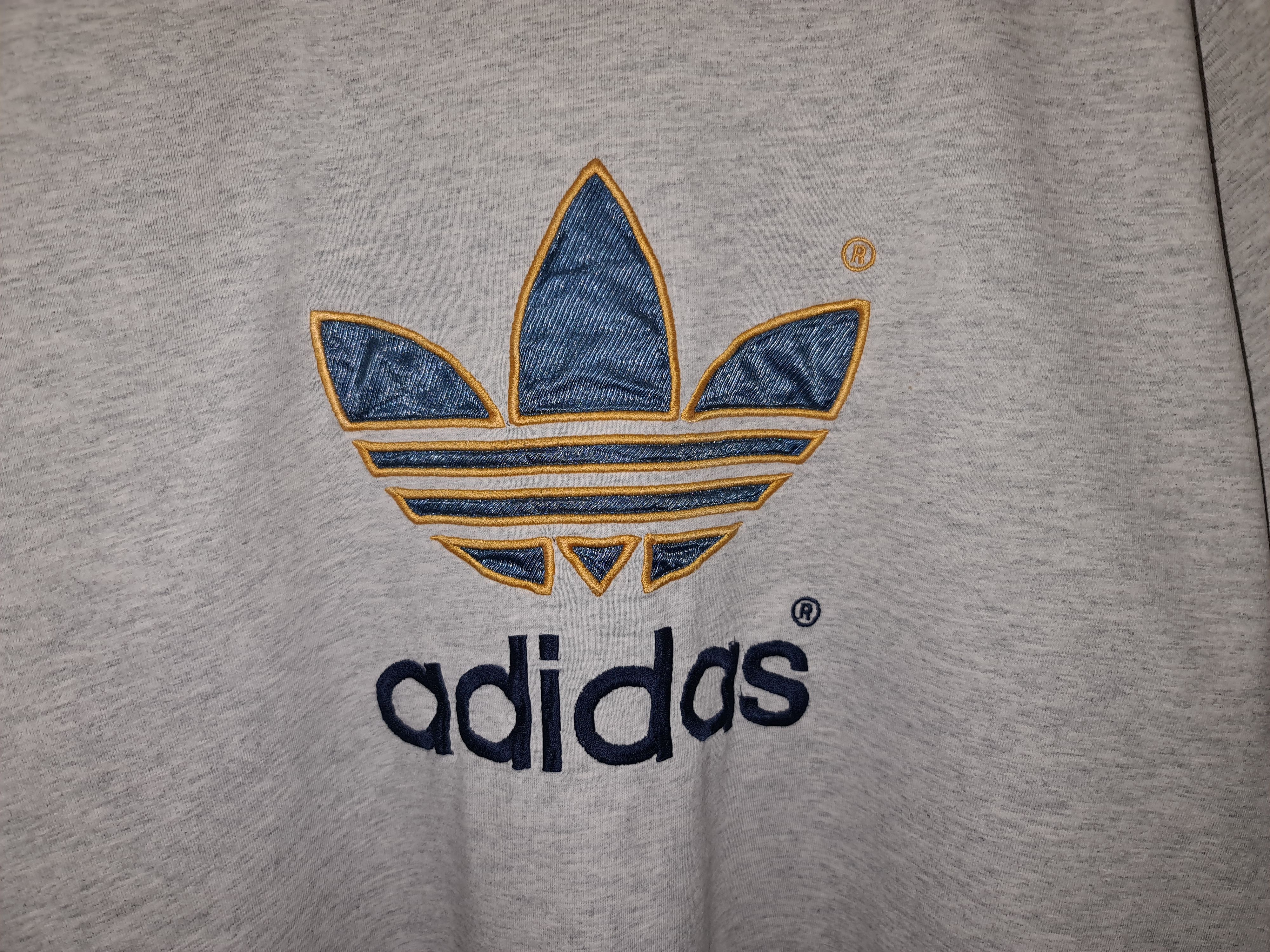 Adidas Vintage Adidas Big Center Logo Gray Tshirt tee Size US L / EU 52-54 / 3 - 3 Thumbnail