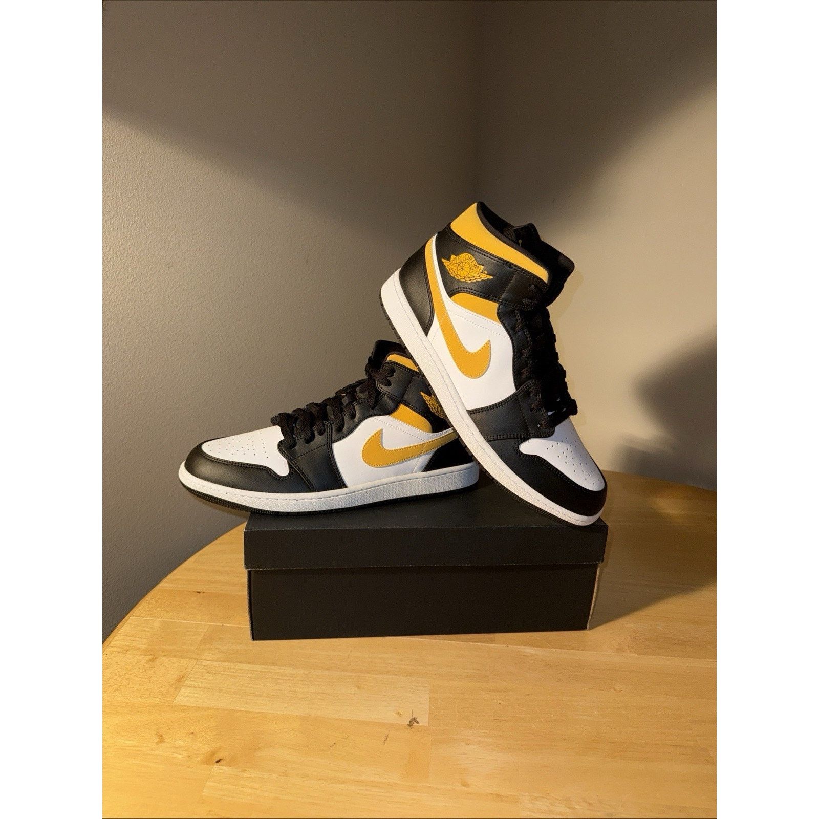 Jordan Brand Jordan Air Jordan 1 Mid Black White University Gol554724-177 Size US 14 / EU 47 - 2 Thumbnail