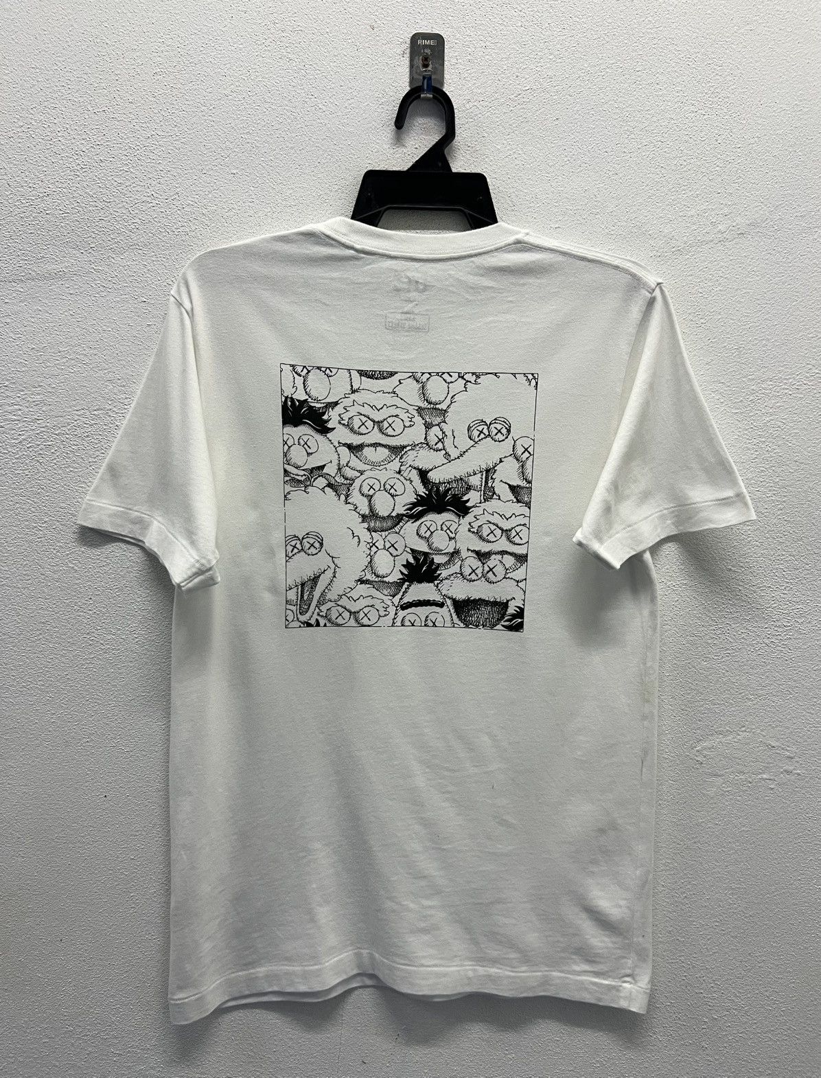 Kaws × Uniqlo UNIQLO KAWS SESAME STREET SHIRT Size US M / EU 48-50 / 2 - 1 Thumbnail
