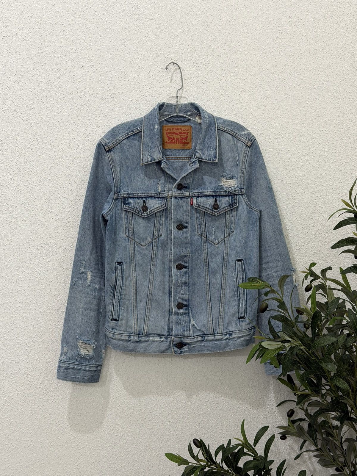 Levi's Levi's Trucker Jacket Size Small Light Wash Denim Distressed Size US S / EU 44-46 / 1 - 1 Thumbnail