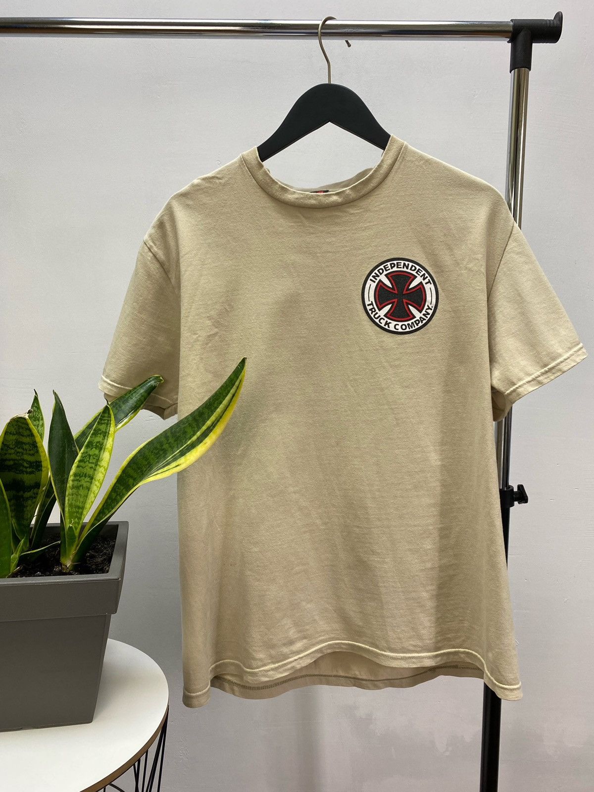 Alien Workshop × Independent Truck Co. × Vintage Vintage Independent Truck Company Logo Tee Size US L / EU 52-54 / 3 - 2 Thumbnail