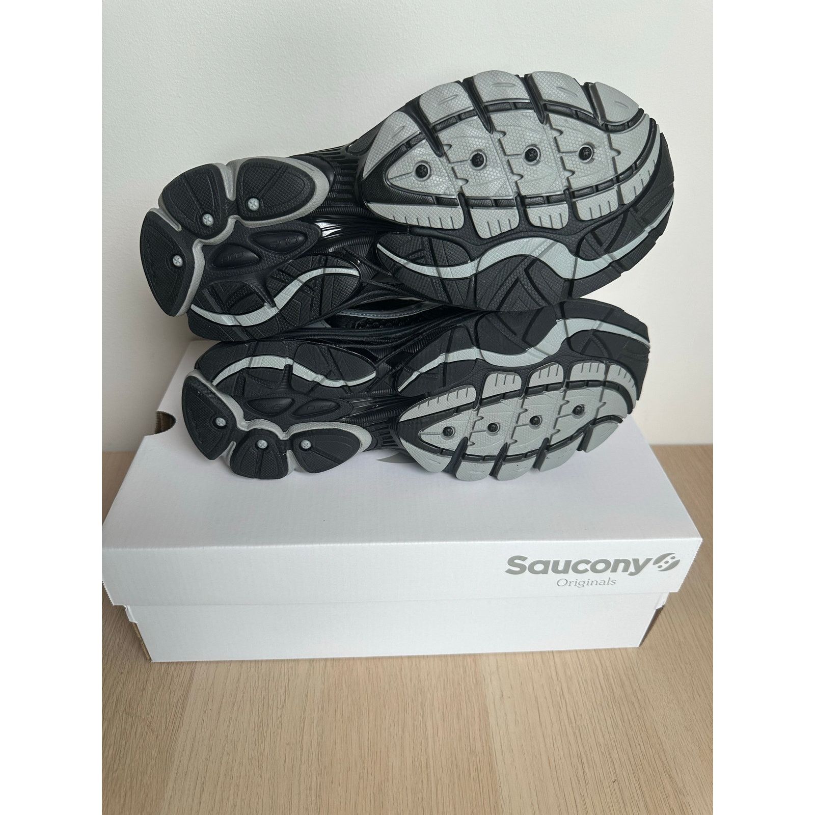 Saucony Saucony Progrid Omni 9 Black/Silver Sneaker - Size 9M - New Size US 9 / EU 42 - 8 Thumbnail