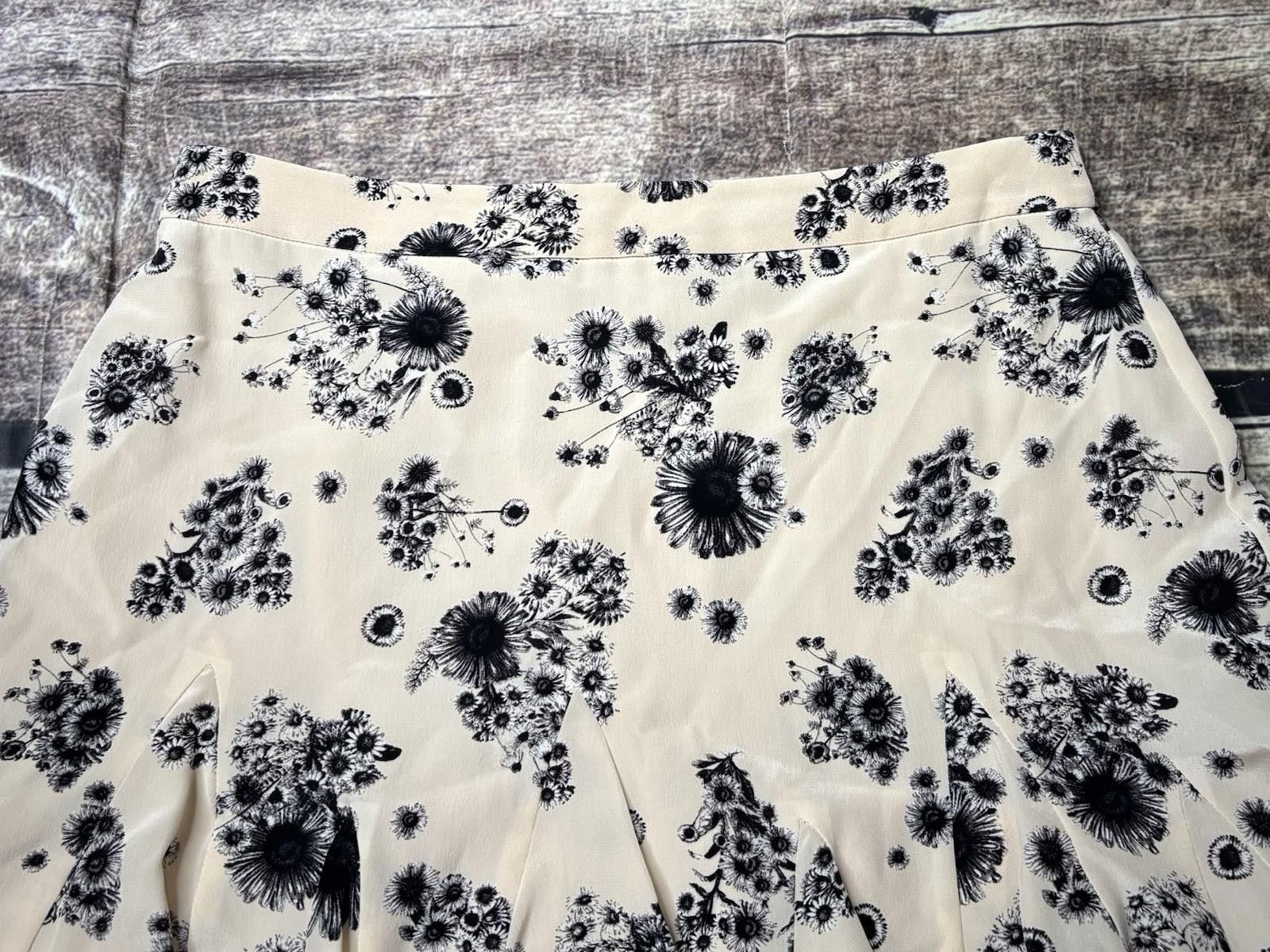 Club Monaco Club Monaco Skirt Womens Size 4 Silk Floral Pleated Skater Size 27" / US 4 / IT 40 - 4 Thumbnail