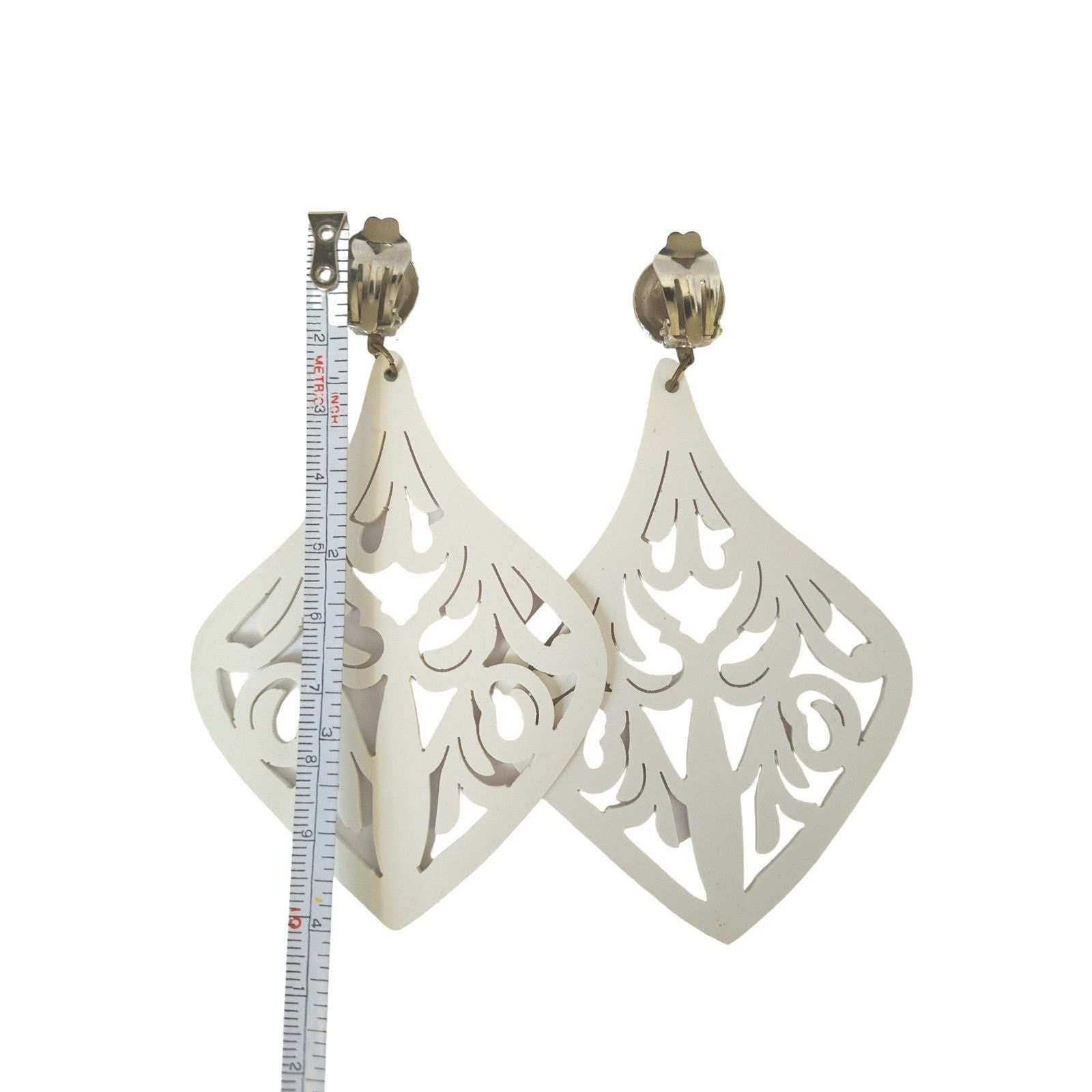 The Unbranded Brand Vintage White Bakelite Carved Chandelier Dangle Earrings Size ONE SIZE - 3 Thumbnail