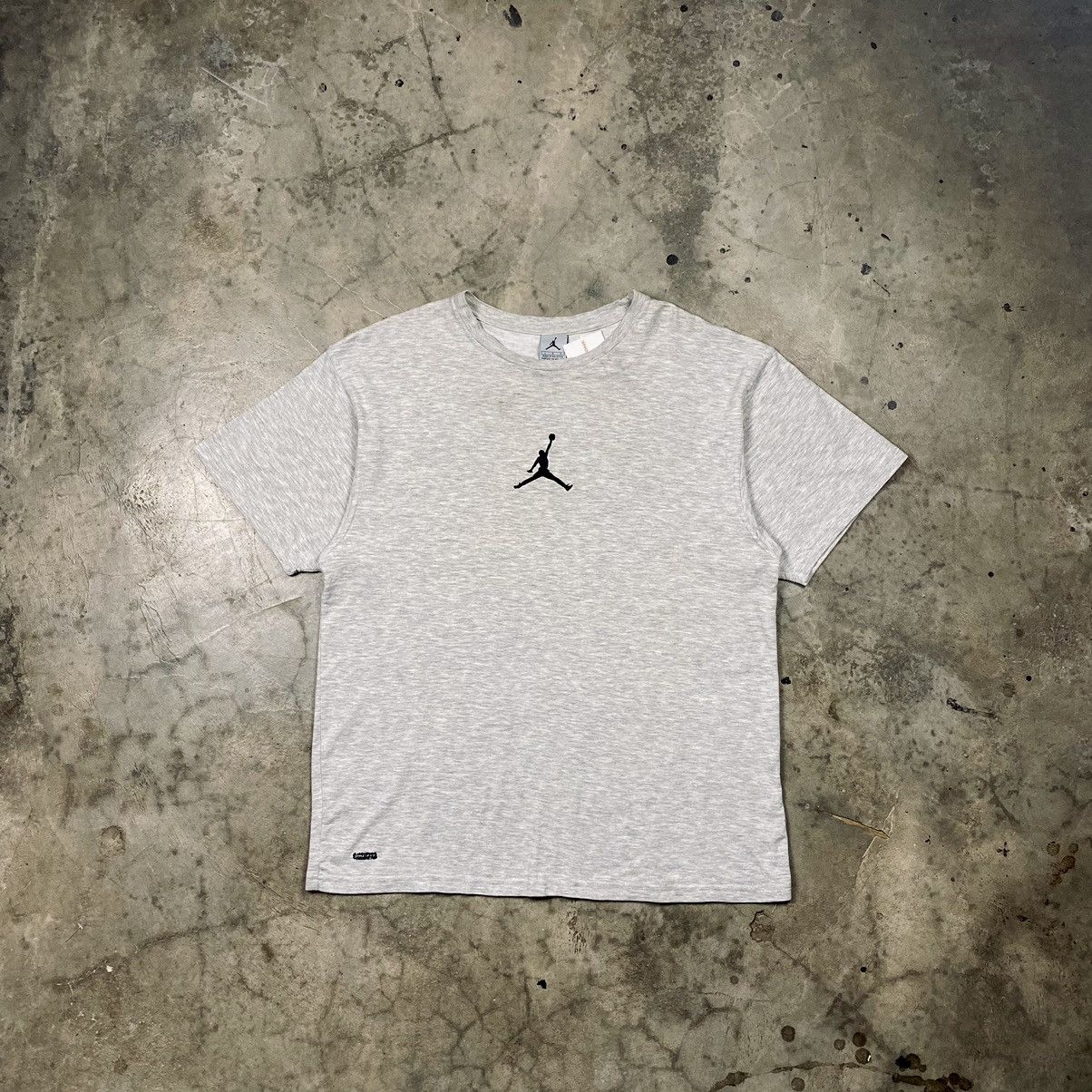 Jordan Brand × Nike y2k Nike Air Jordan Center Logo Tee Size US L / EU 52-54 / 3 - 1 Thumbnail