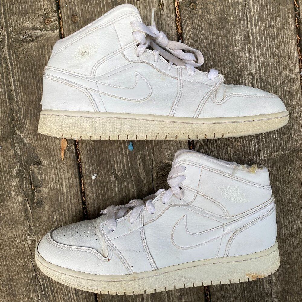 Jordan Brand Nike Air Jordan 1 Retro Mid Triple White Size 7 Size US 7 / EU 40 - 1 Thumbnail