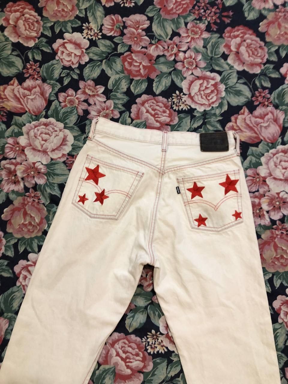 Levi's Vintage Levi's print stars Y2K jeans white streetwear Size 28" / US 6 / IT 42 - 21 Thumbnail