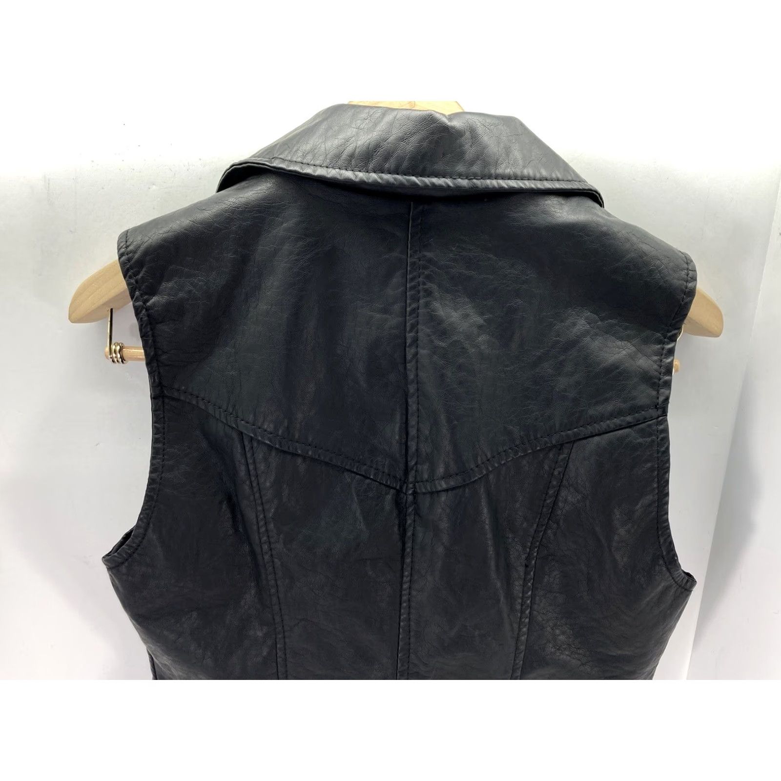 Vintage VINTAGE Wet-seal Vest Women L Black Full Zip Fringe Sleeveless Motorcycle Jacket Style Women's Leather Faux Leather Vest Black Fringe Full Zip L Women Size L / US 10 / IT 46 - 7 Thumbnail