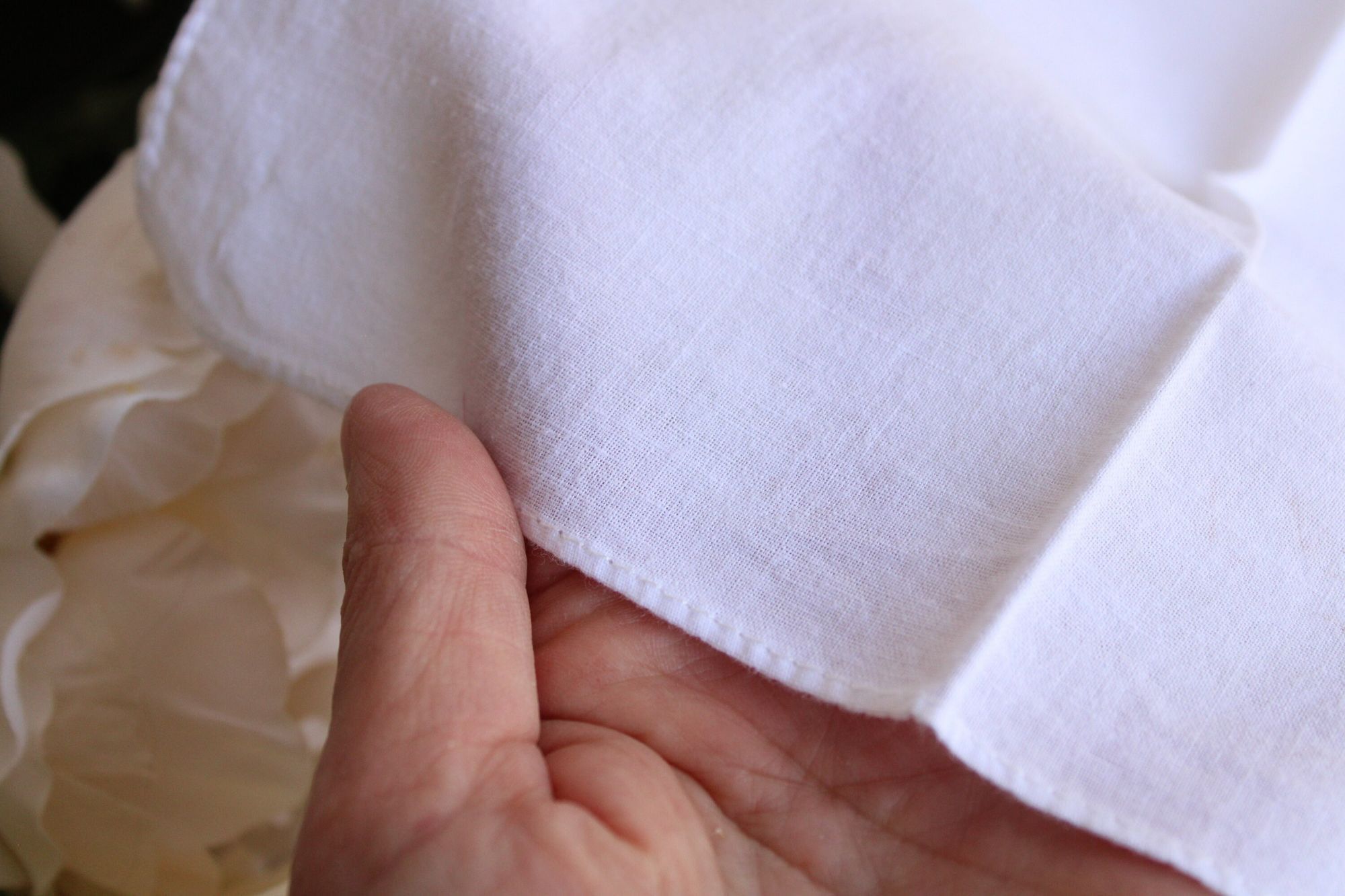 Vintage Vintage Handkerchief, White Cotton With Blue Embroidered Ros Size ONE SIZE - 7 Thumbnail