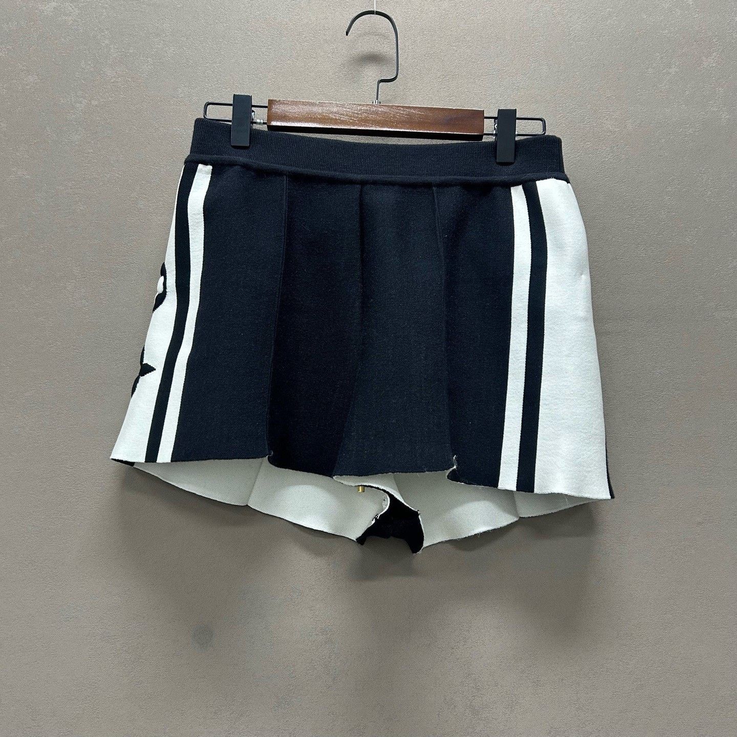 Louis Vuitton Louis Vuitton Side Stripe Shorts XS Size 28" / US 6 / IT 42 - 1 Thumbnail