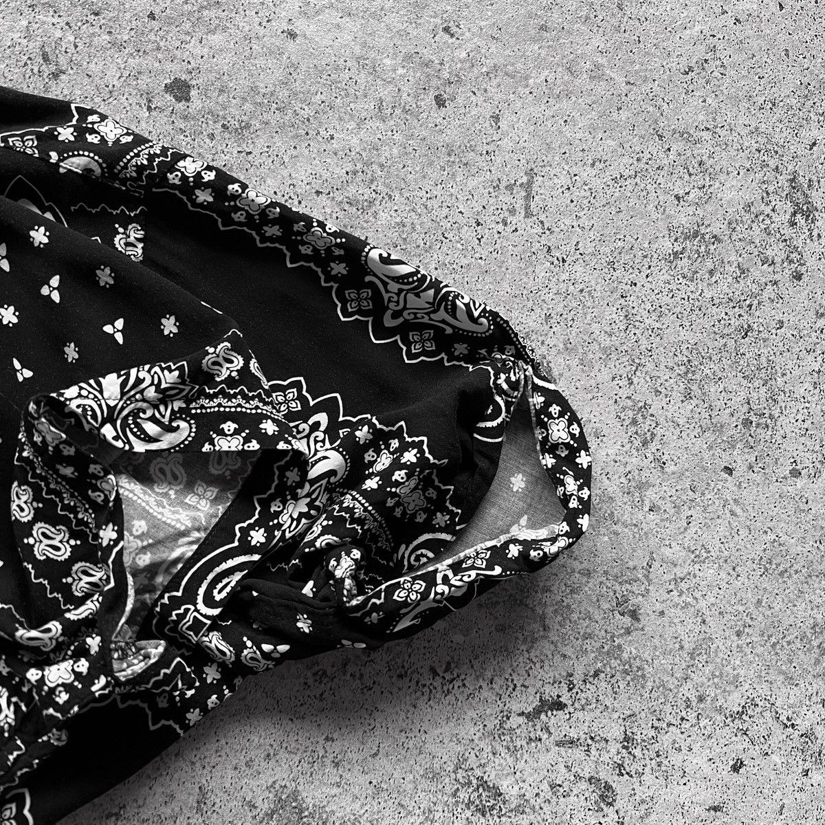 Bershka × Designer Bershka Bandana Printed Black/White SS Button Up Shirt Size US S / EU 44-46 / 1 - 6 Thumbnail