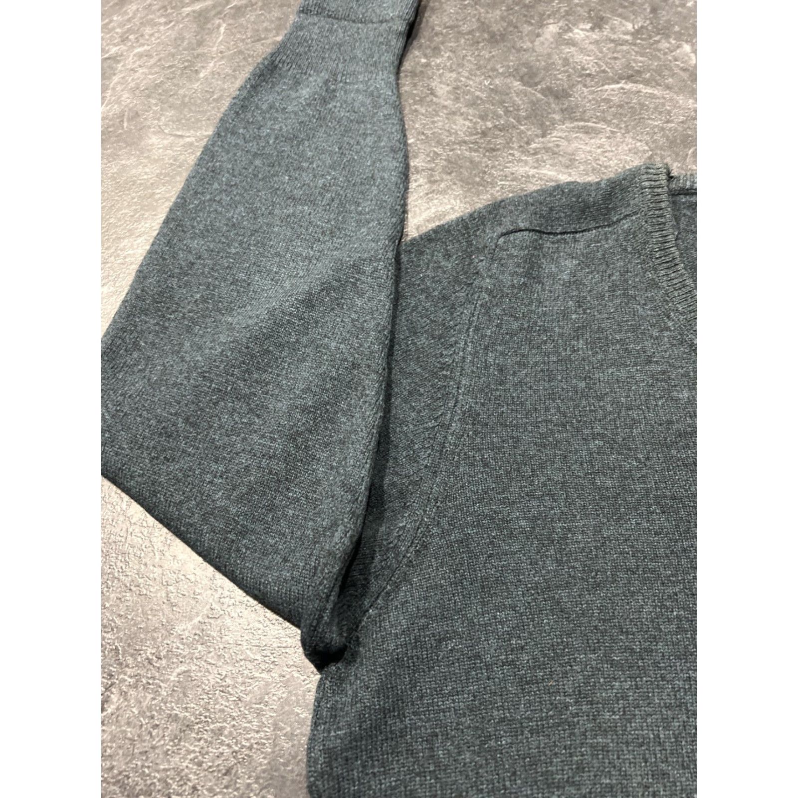 Saks Fifth Avenue Saks Fifth Avenue Sweater V-Neck Pullover Green 38 Men 100% Pure Lambswool Size 38 Regular 변 Size US M / EU 48-50 / 2 - 5 Thumbnail