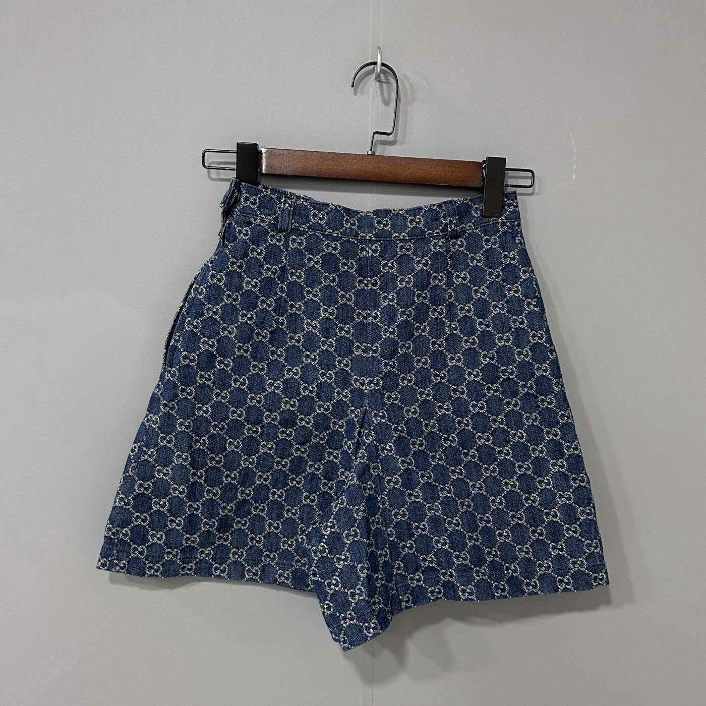 Gucci Gucci Retro Denim Skirt L Women Size 30" / US 8 / IT 44 - 1 Thumbnail