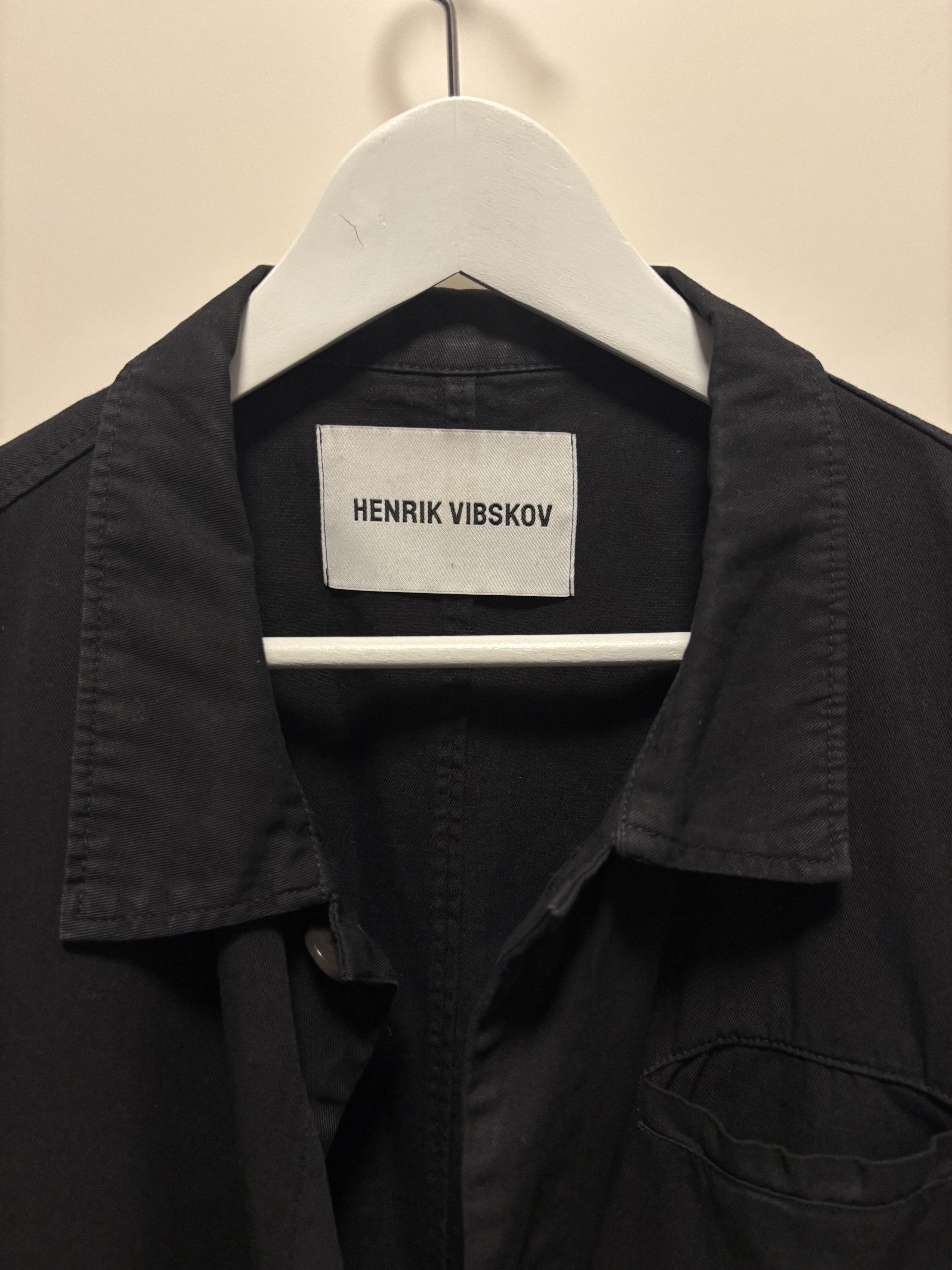 Henrik Vibskov black work jacket, size L Henrik Vibskov Size US L / EU 52-54 / 3 - 4 Thumbnail