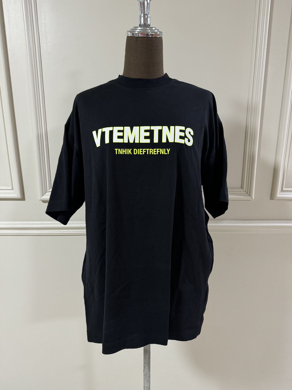 image of Vetements By Gvasalia Mispelling Tee Limited Edition in Black, Men's (Size XS)