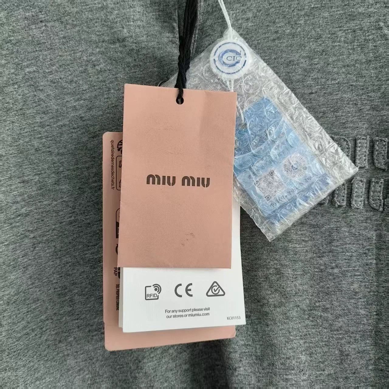 Miu Miu MIU MIU SS26 New Gray Red Tee Size S Size S / US 4 / IT 40 - 6 Thumbnail