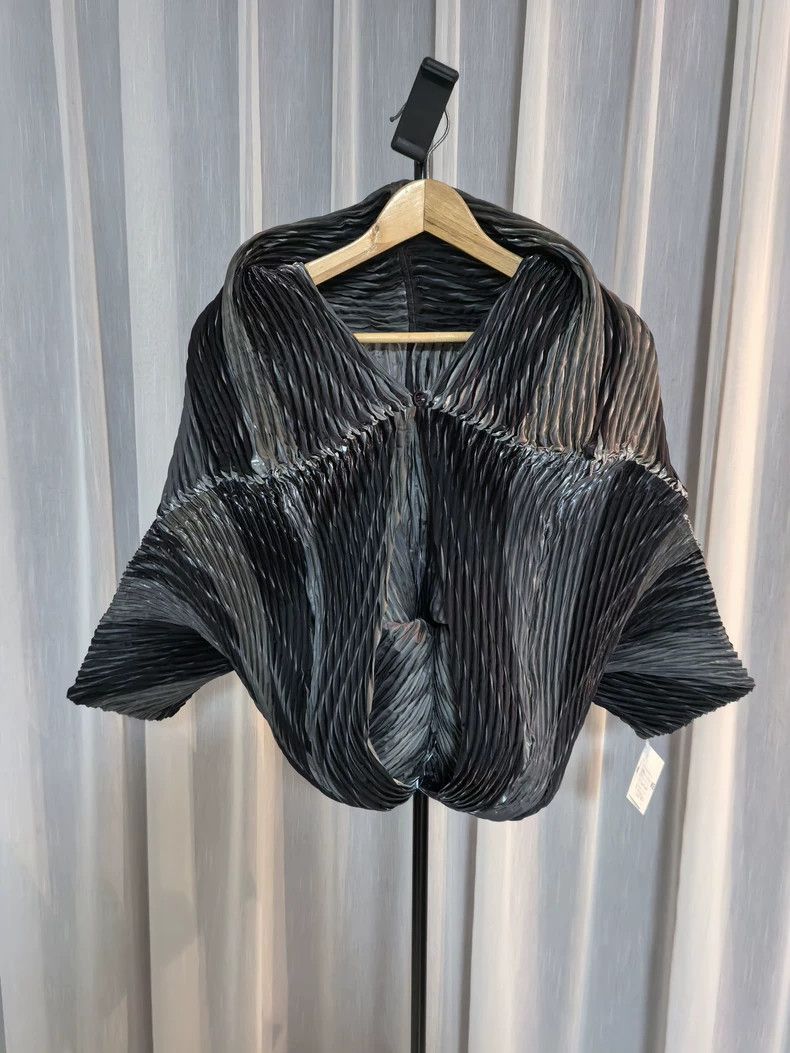 Issey Miyake Issey Miyake size:2 Black main line shimmering fish-scale Size XS / US 0-2 / IT 36-38 - 2 Thumbnail