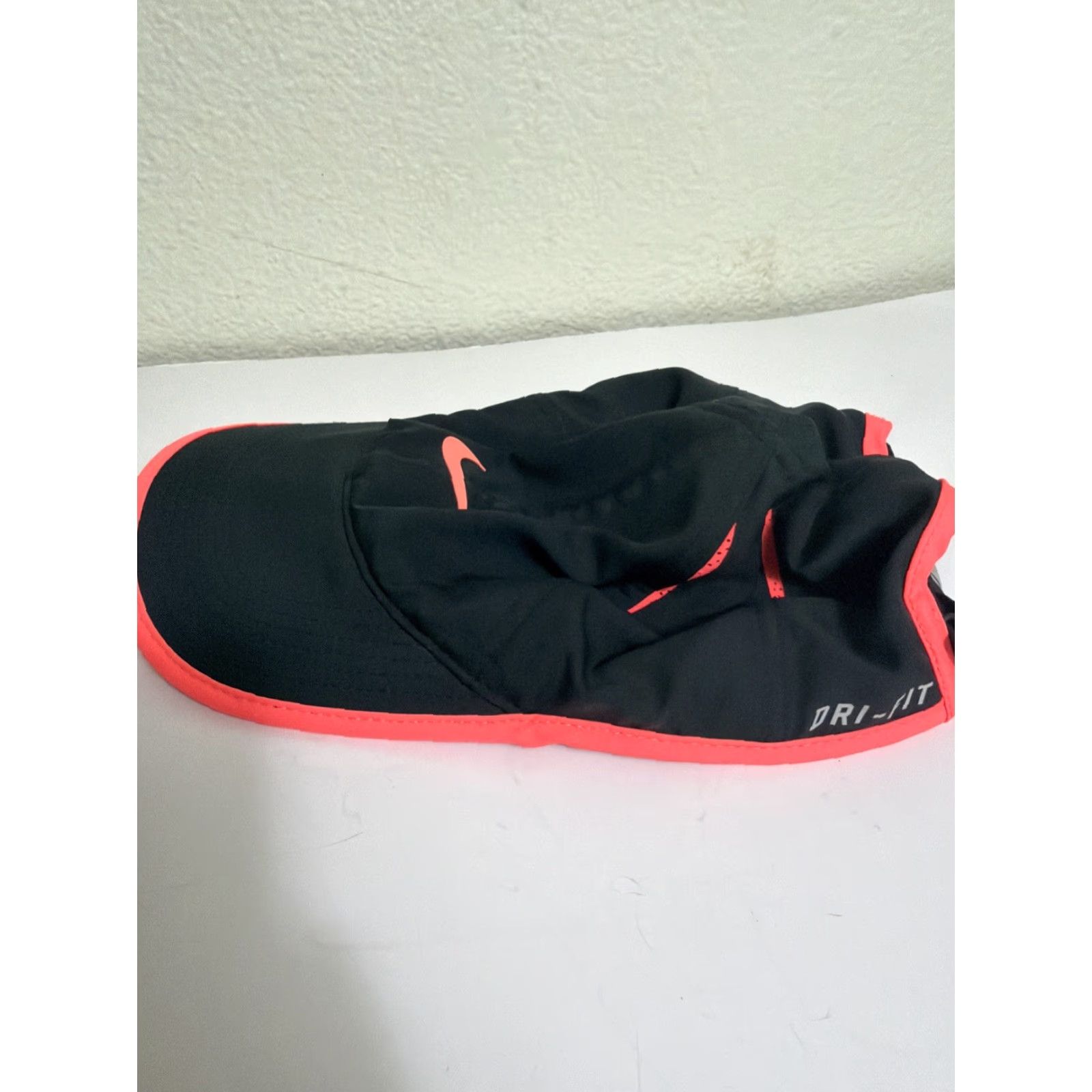 Nike VINTAGE Nike Featherlight DriFit Women’s Strapback Running Hat Black Hot Pink Hook Loop Size ONE SIZE - 6 Thumbnail