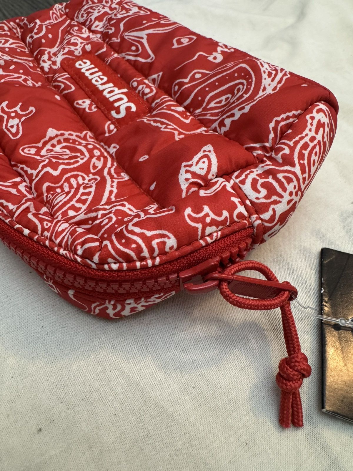Supreme Supreme Puffer Pouch 'Red Paisley' Size ONE SIZE - 5 Thumbnail