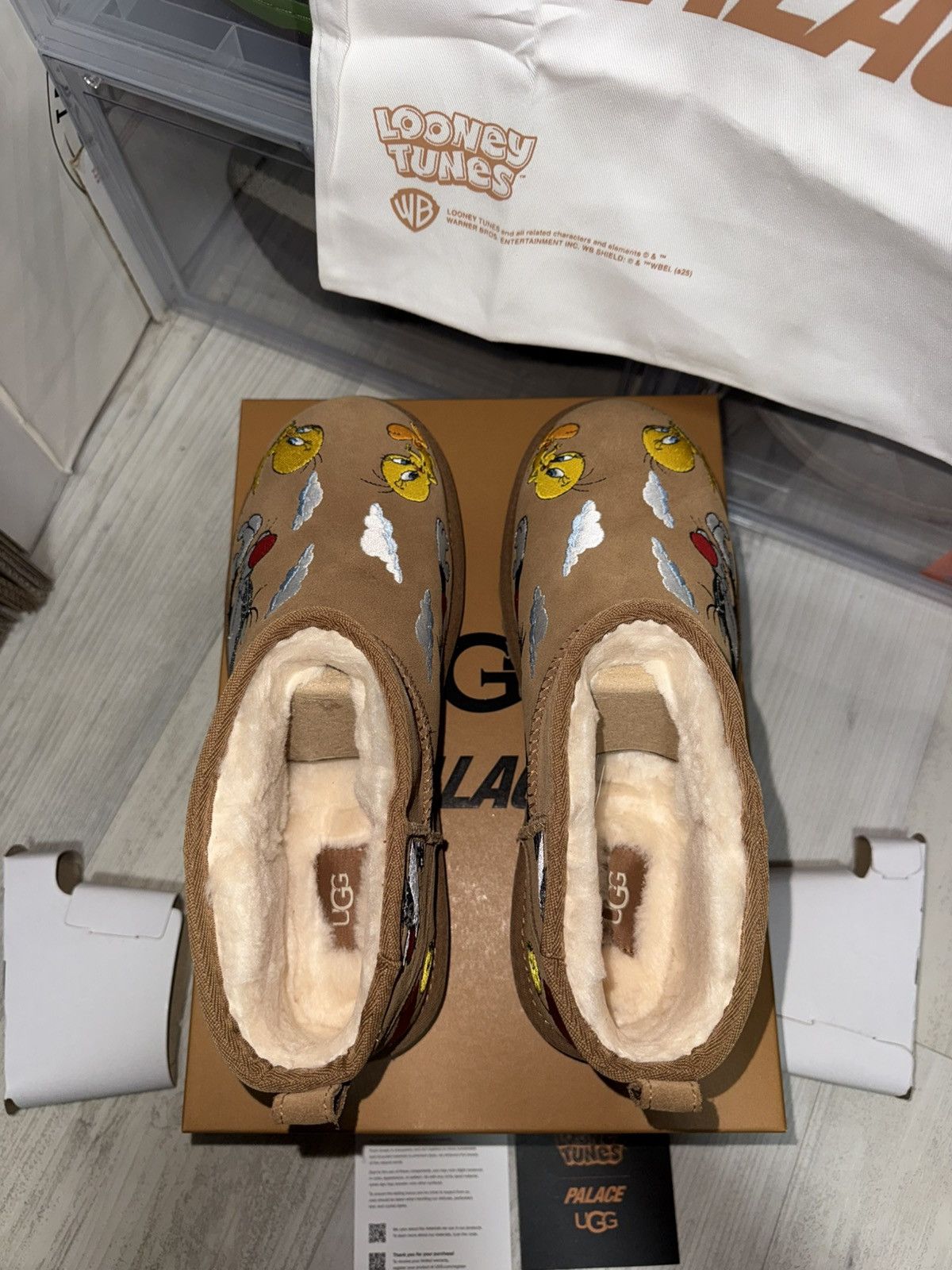 Palace × Ugg UGG Classic Ultra Mini Boot Palace x Looney Tunes Chestnut Size US 10 / EU 43 - 6 Thumbnail