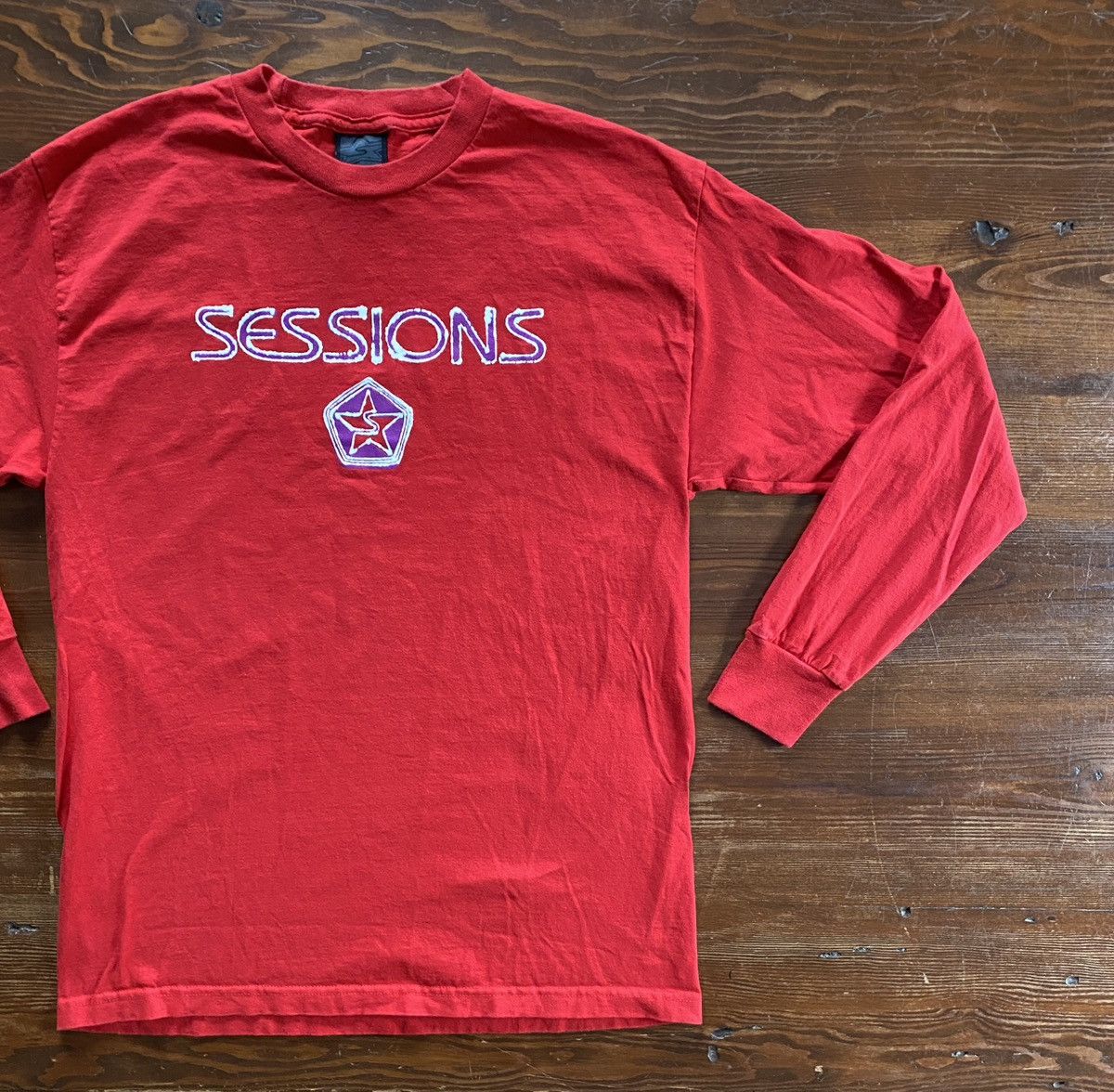 Sessions × Vintage Vintage ‘01 Y2K Sessions Spellout Red Long Sleeve Tee Shirt Size US L / EU 52-54 / 3 - 1 Thumbnail