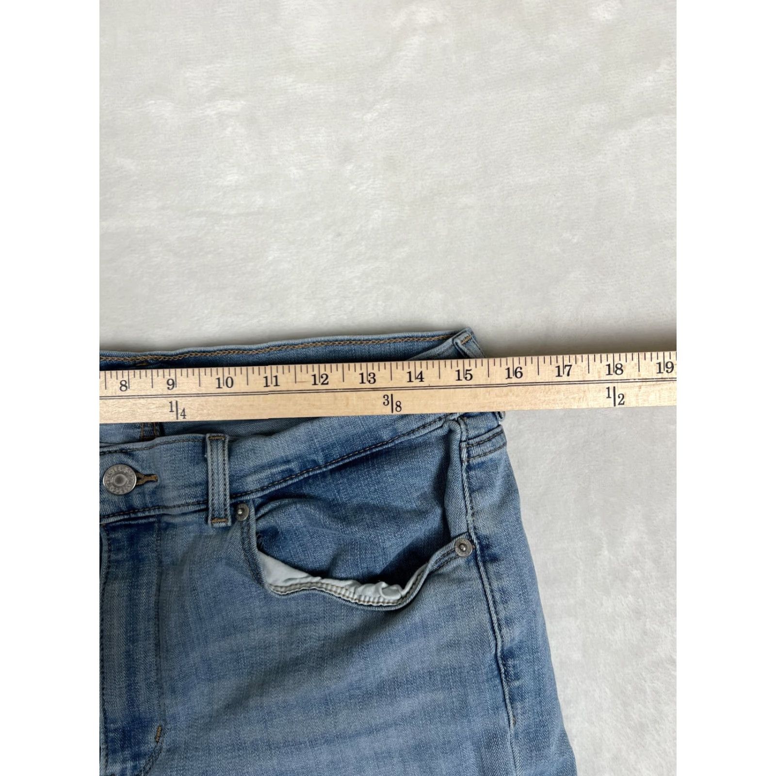 Levi's Levi's Classic Shorts Women Blue Light Wash Denim 5-Pocket Bermuda 30 Inseam 6.5 in Stretch Flat Front Casual Size 30" / US 8 / IT 44 - 4 Thumbnail