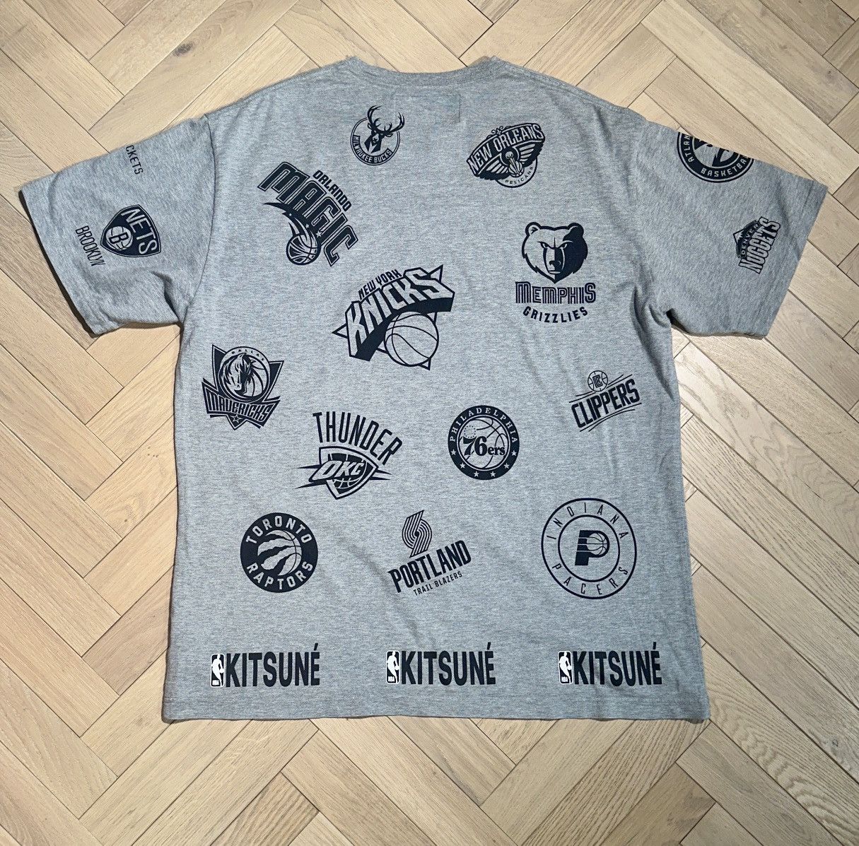 Maison Kitsune × NBA Maison Kitsuné x NBA Allover Print Tee Size US L / EU 52-54 / 3 - 2 Thumbnail