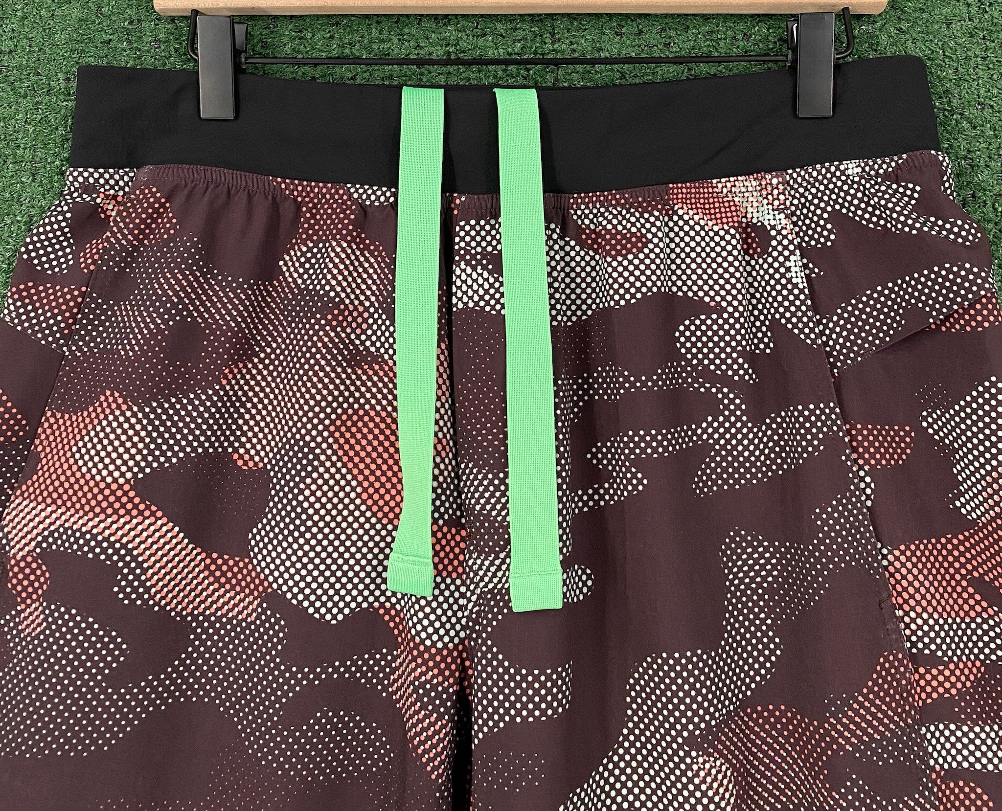 Lululemon Lululemon T.H.E. Short Dot Colorful Camo Shorts Large Size US 36 / EU 52 - 2 Thumbnail