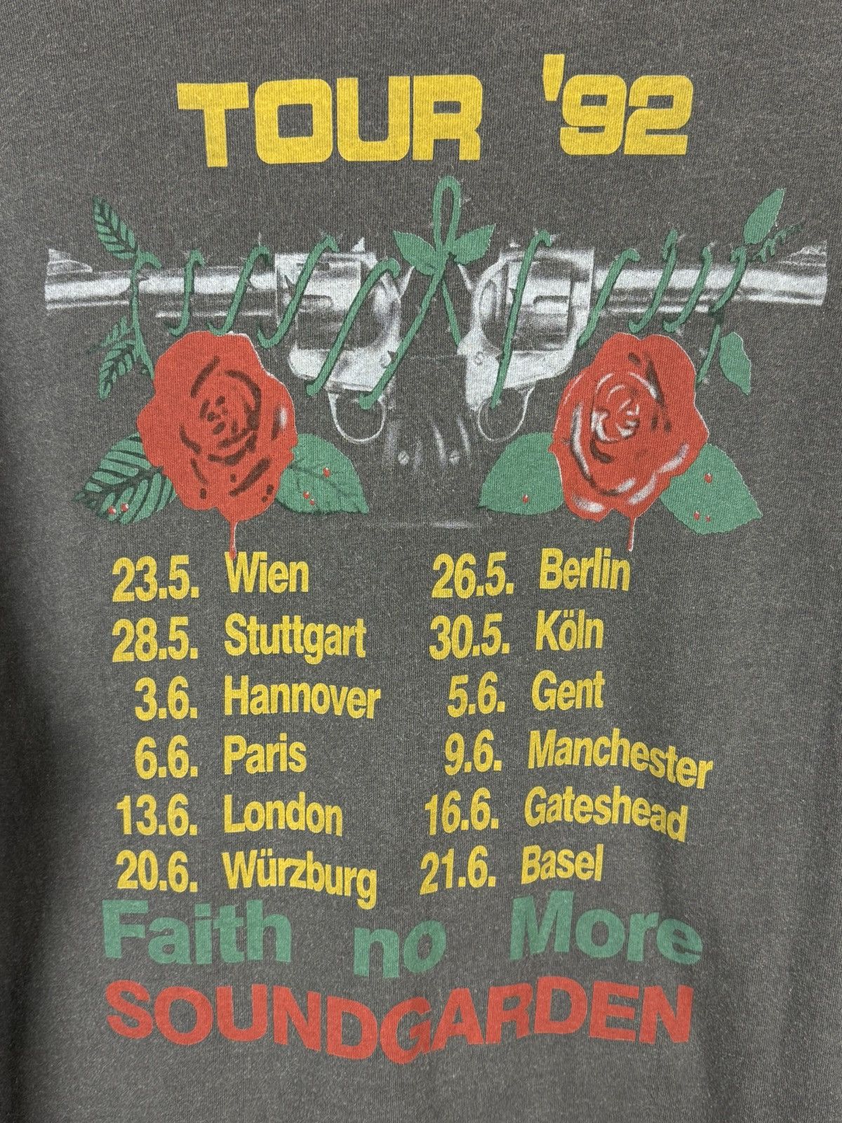 Band Tees 90s Guns N Roses Axl Rose 1992 Tour Rock Band T-Shirt Size L Size US L / EU 52-54 / 3 - 5 Thumbnail
