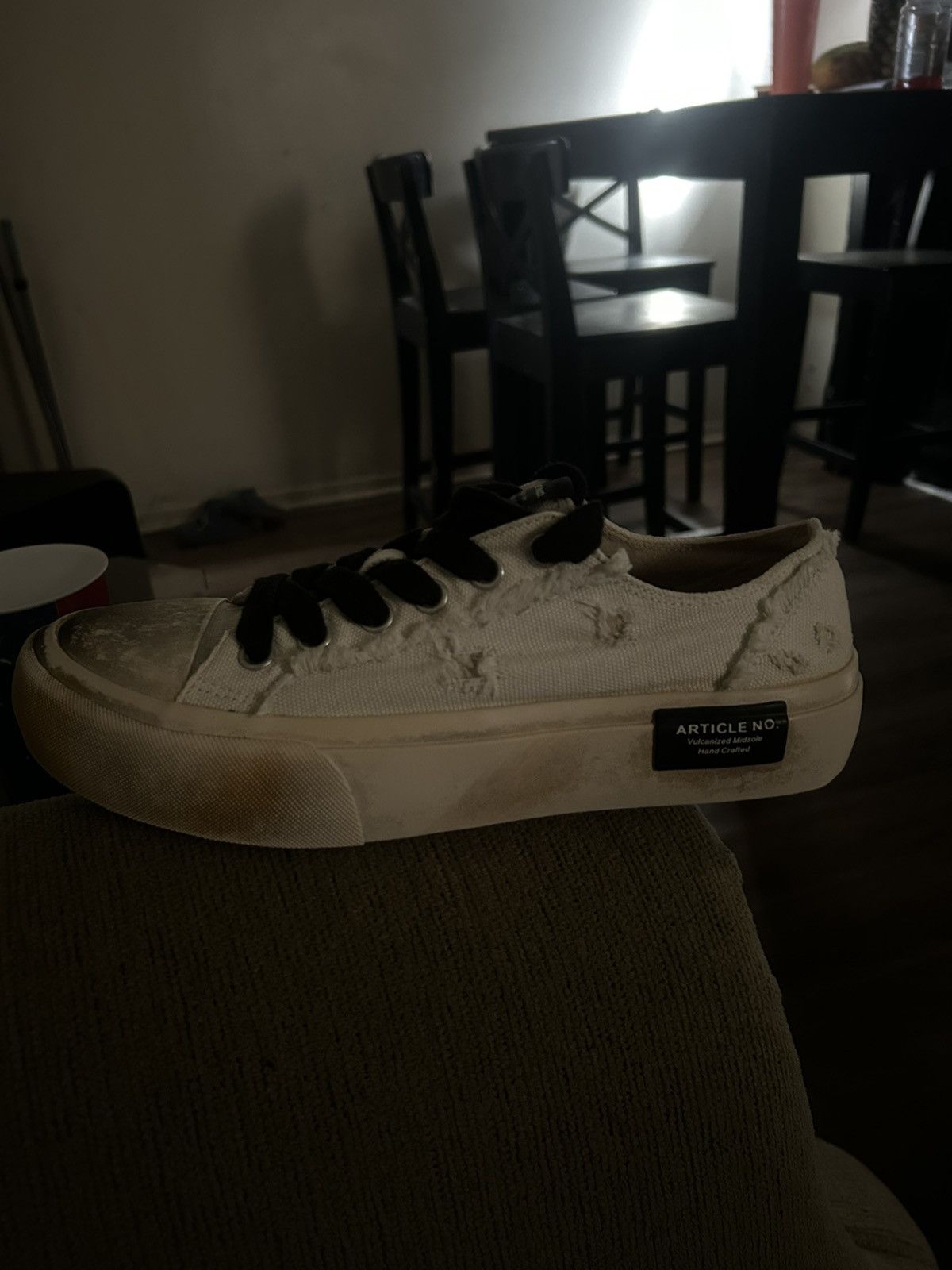 Article No. DISTRESSED LOW-TOP WHITE SNEAKERS Size US 9 / EU 42 - 3 Thumbnail