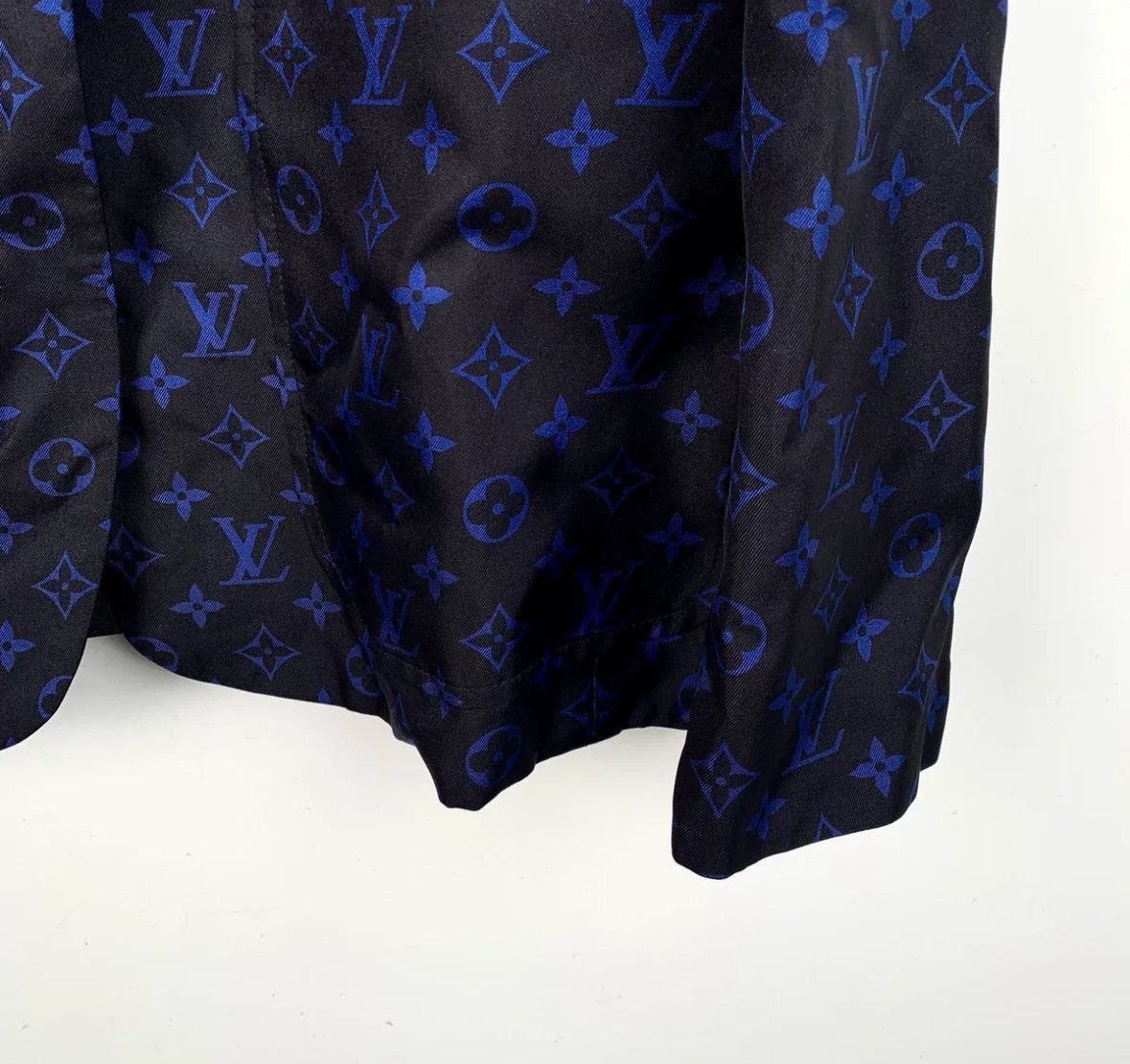 Louis Vuitton Louis Vuitton Lv blue logo with floral silk suit jacket Size US S / EU 44-46 / 1 - 4 Thumbnail