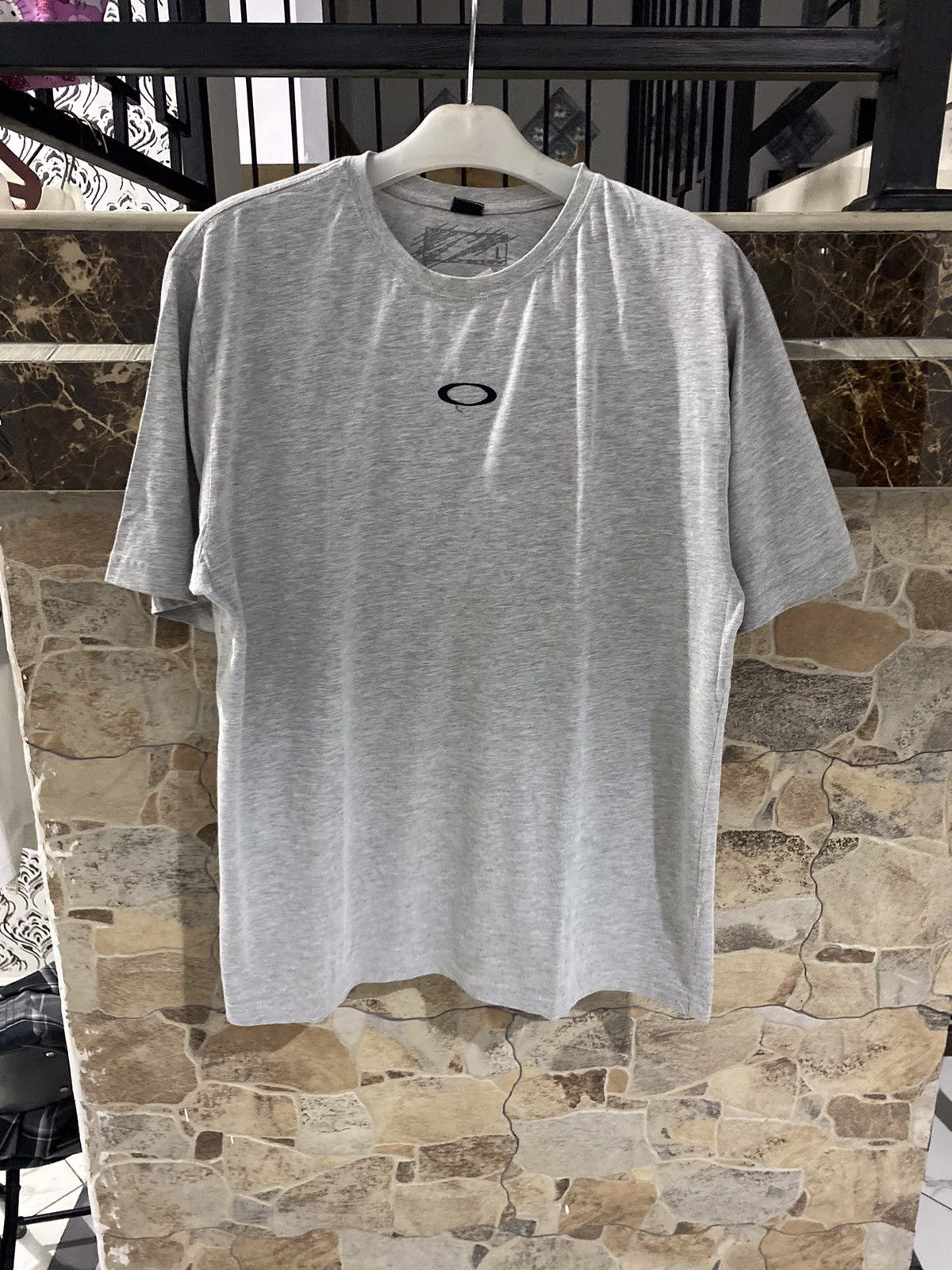 Oakley 💸NEED GONE💸Vintage oakley center logo heather grey tee Size US L / EU 52-54 / 3 - 1 Thumbnail