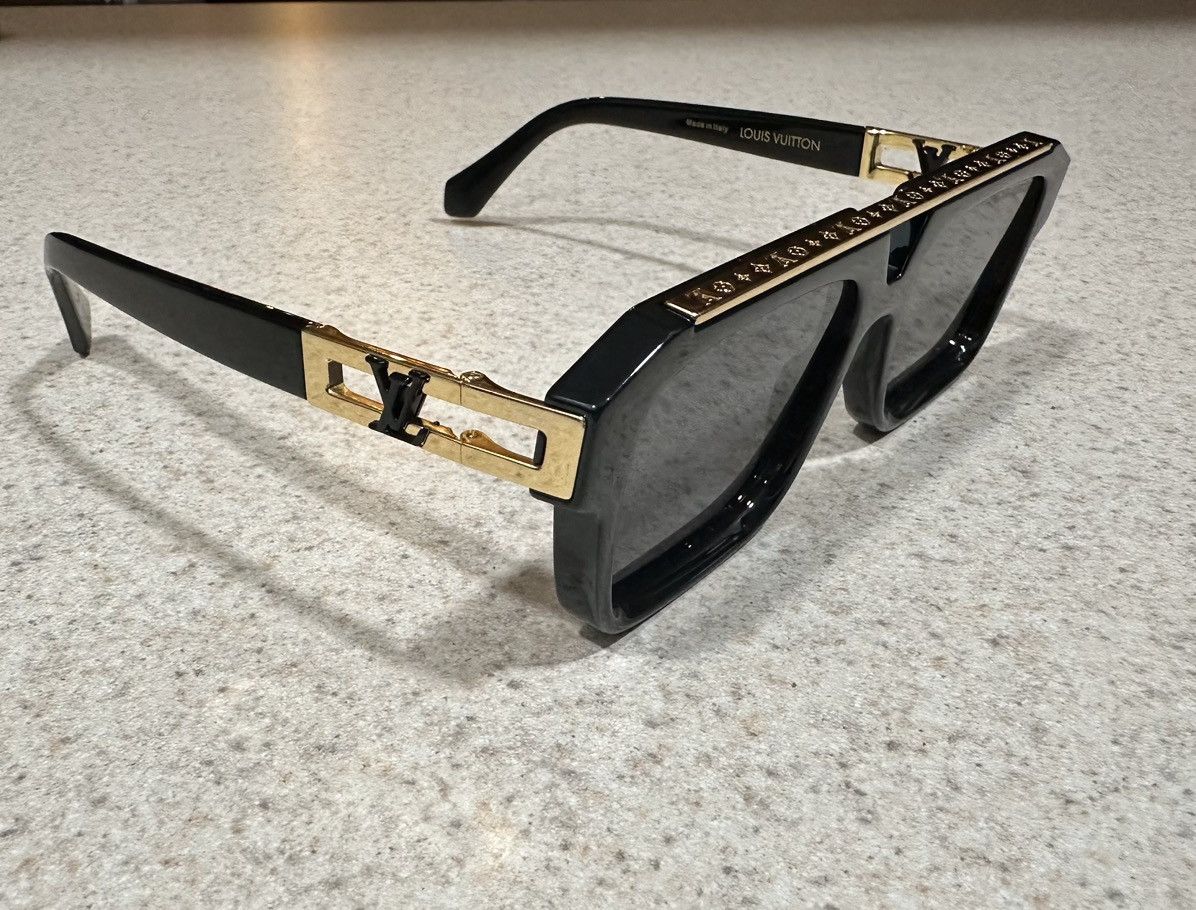 Louis Vuitton Louis Vuitton 1.1 Mascot Pilot Square  display picture 3