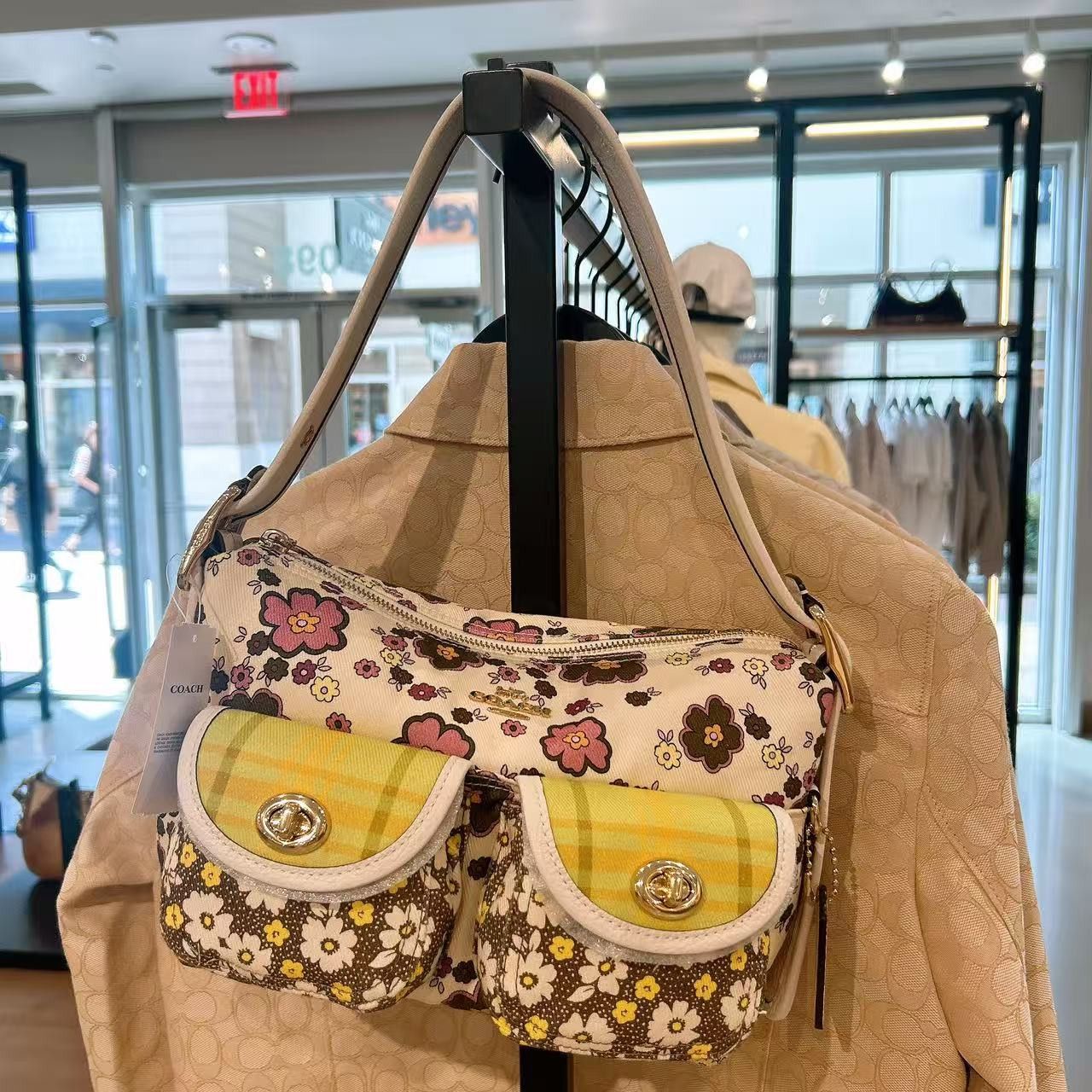 Coach Cargo Shoulder Bag With Floral Print CDW55 Chalk/Daisy Size ONE SIZE - 3 Thumbnail