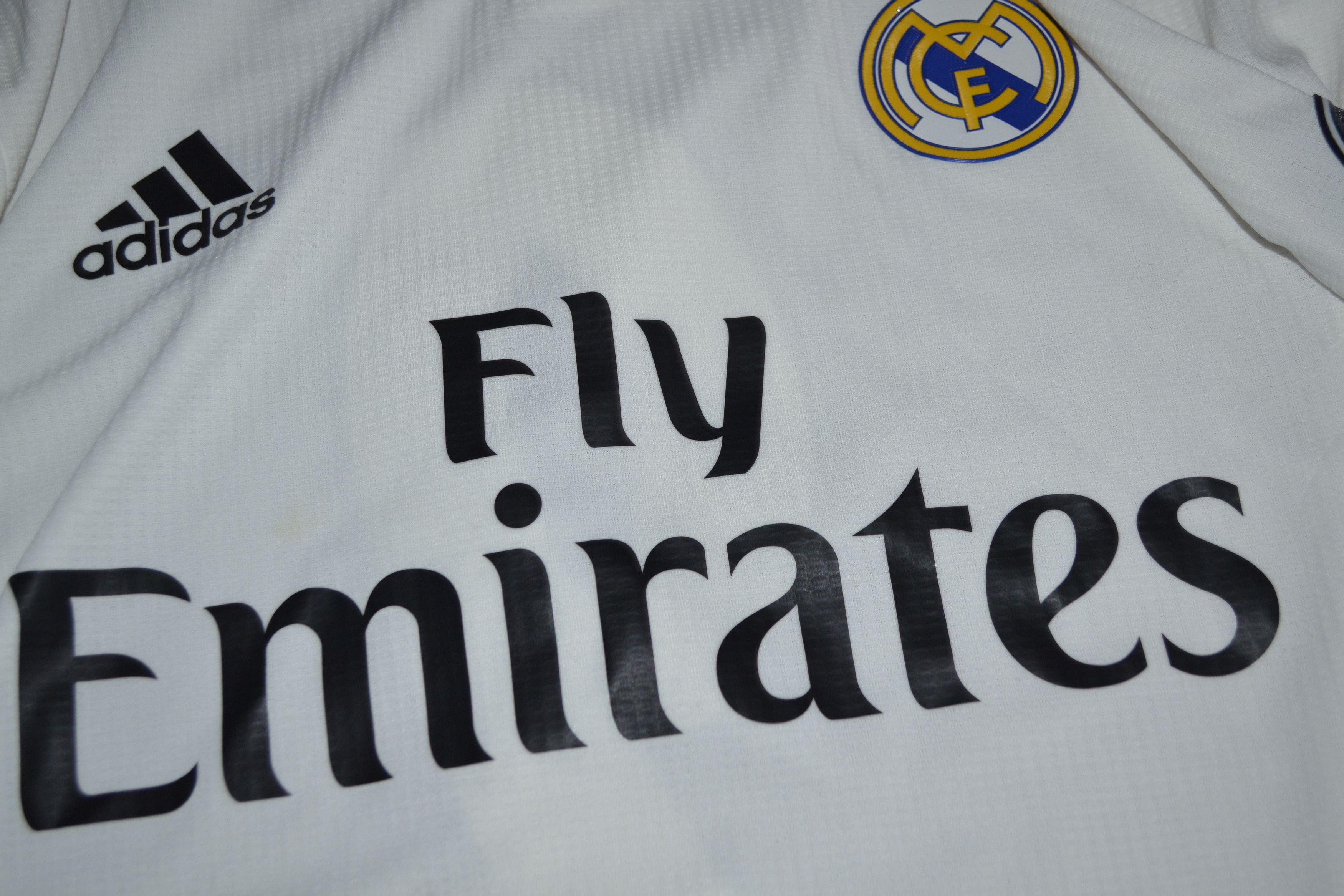 Adidas AUTHENTIC Real Madrid Home Kit 2018 2019 Soccer Jersey Size US M / EU 48-50 / 2 - 6 Thumbnail