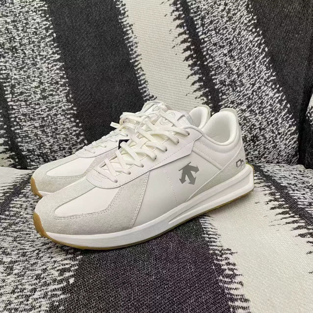 Descente Descente Training White Lowtop Sneakers 12 Men Size US 12 / EU 45 - 1 Thumbnail