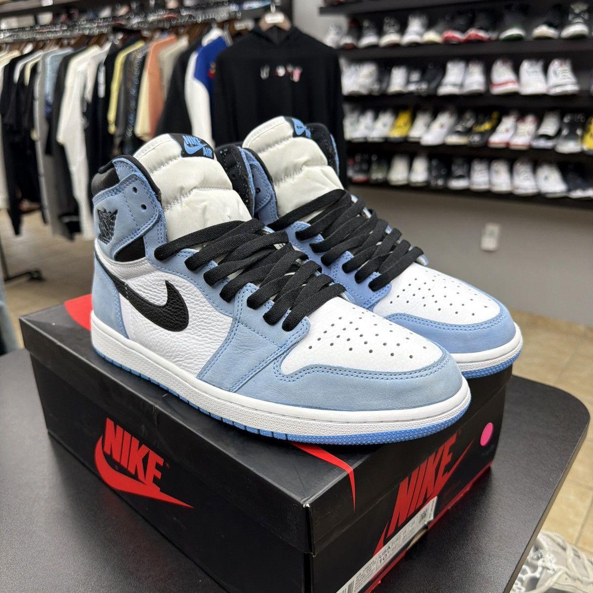Jordan Brand Air Jordan 1 Retro High OG University Blue size 10.5 mens Size US 10.5 / EU 43-44 - 9 Thumbnail