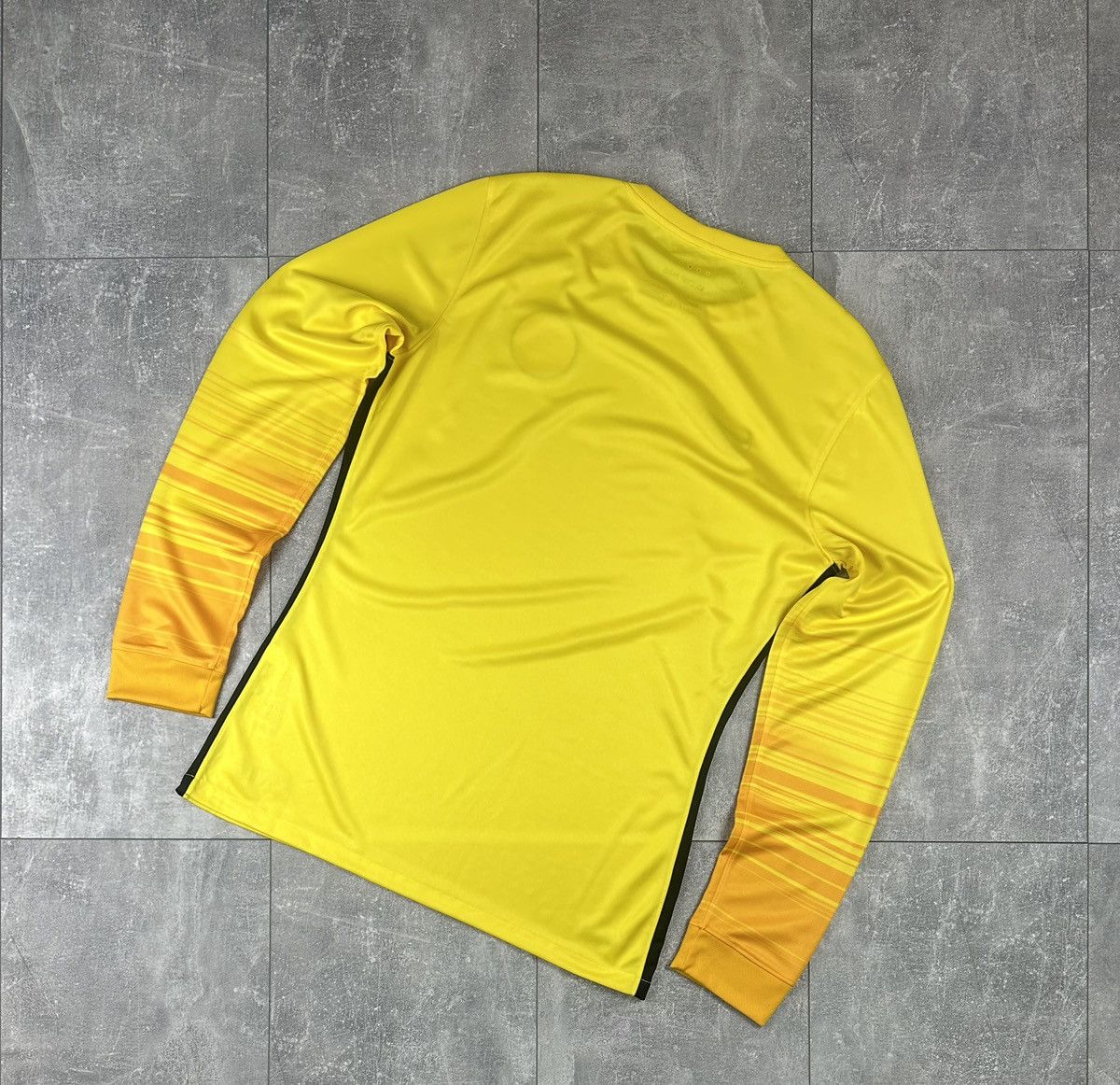 Nike Nike Paris Player Issue 2015/16 Goalkeeper Long Sleeve Size US L / EU 52-54 / 3 - 15 Thumbnail