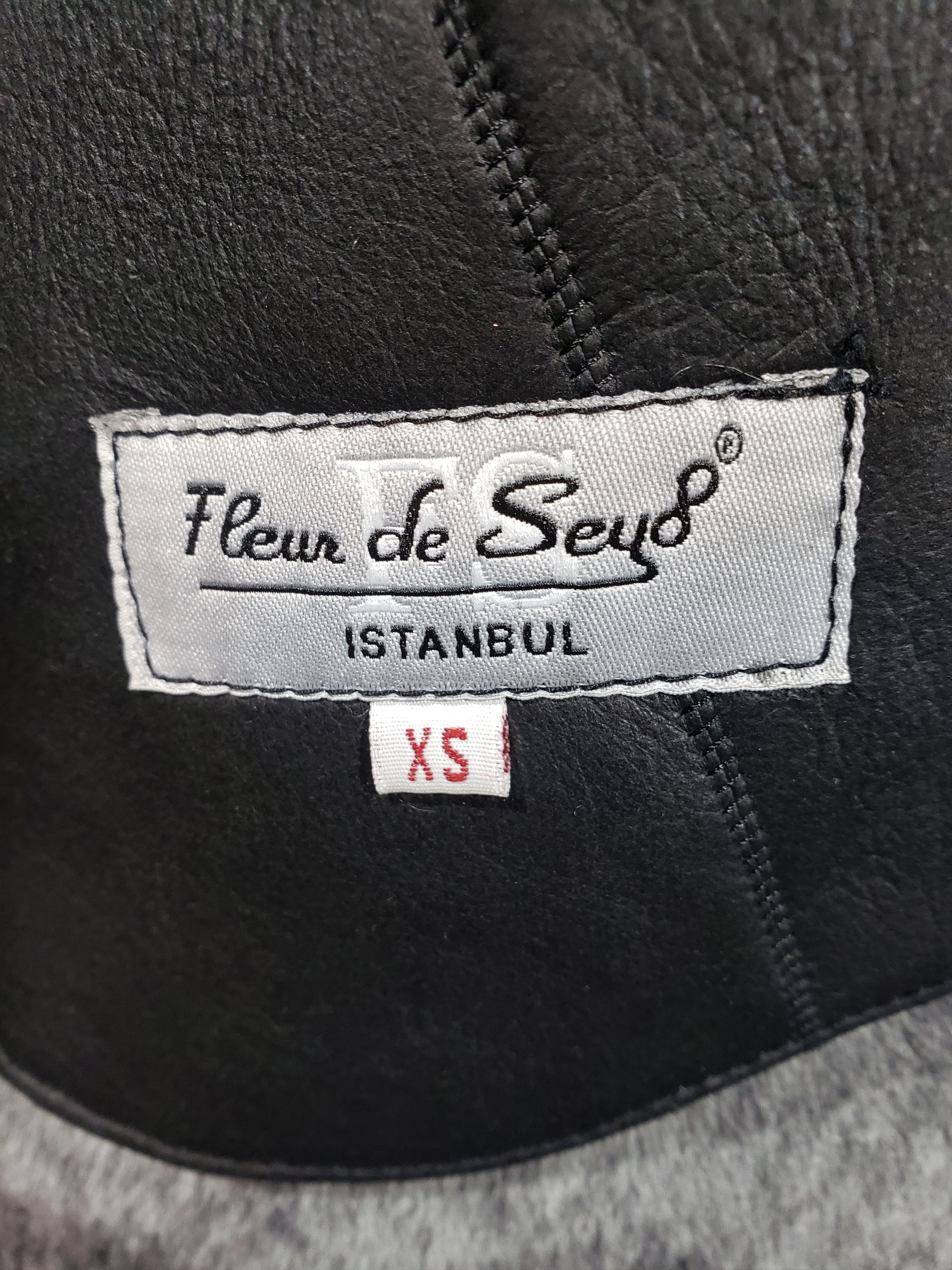 Other Stylish black sheepskin coat with a luxurious warm hood. Size M / US 6-8 / IT 42-44 - 11 Thumbnail