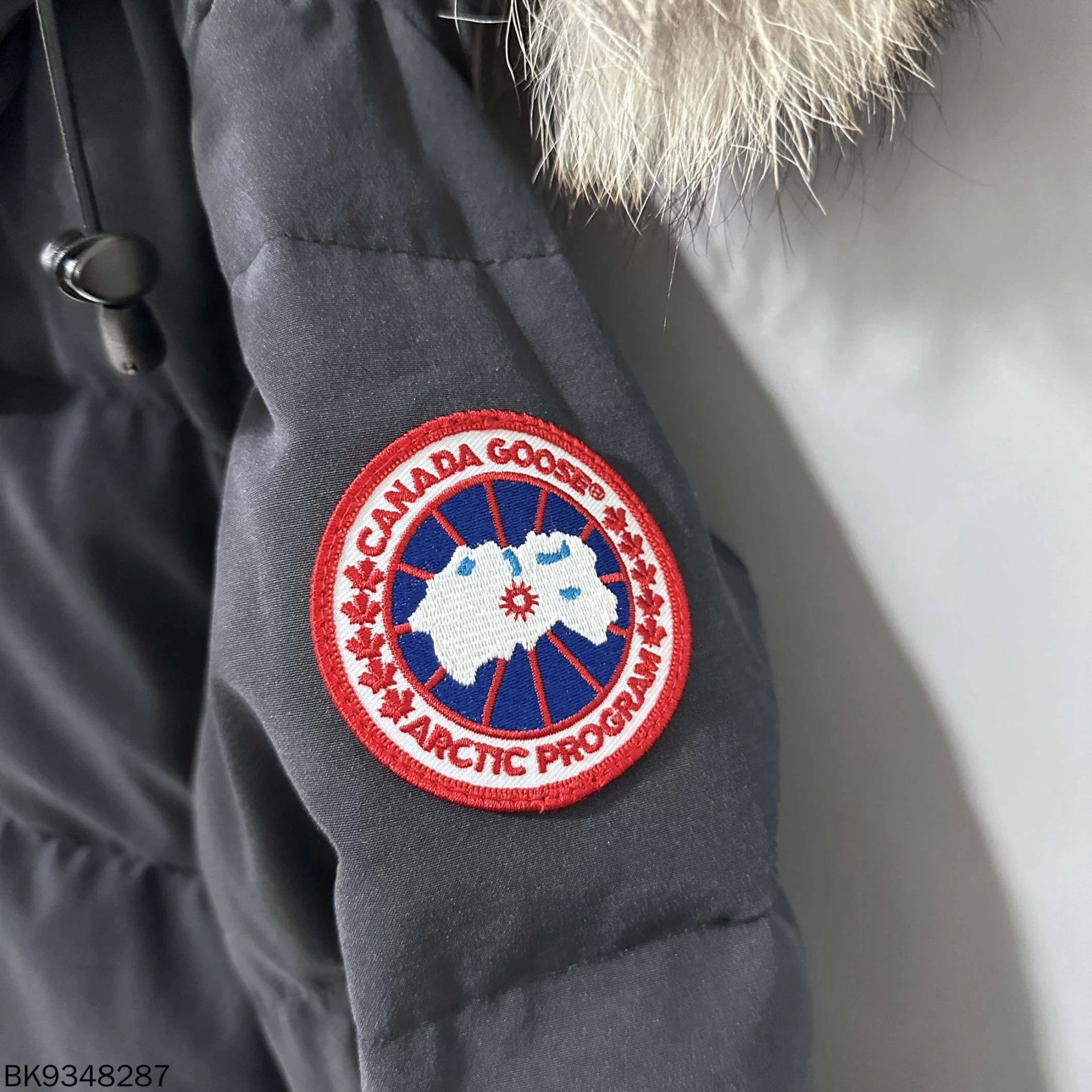 Canada Goose Canada Goose black logo puffer jacket S 98 new fur whitish Size US S / EU 44-46 / 1 - 4 Thumbnail