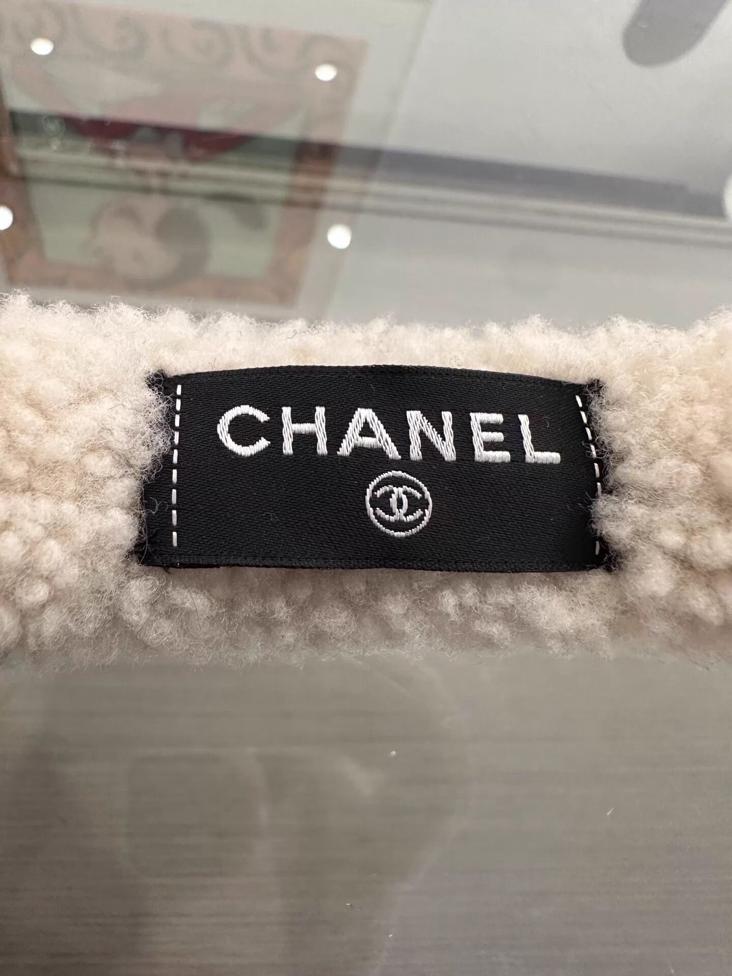 Chanel Chanel White Shearling Earmuffs w/ Black CC Logo 22cm Size ONE SIZE - 8 Thumbnail