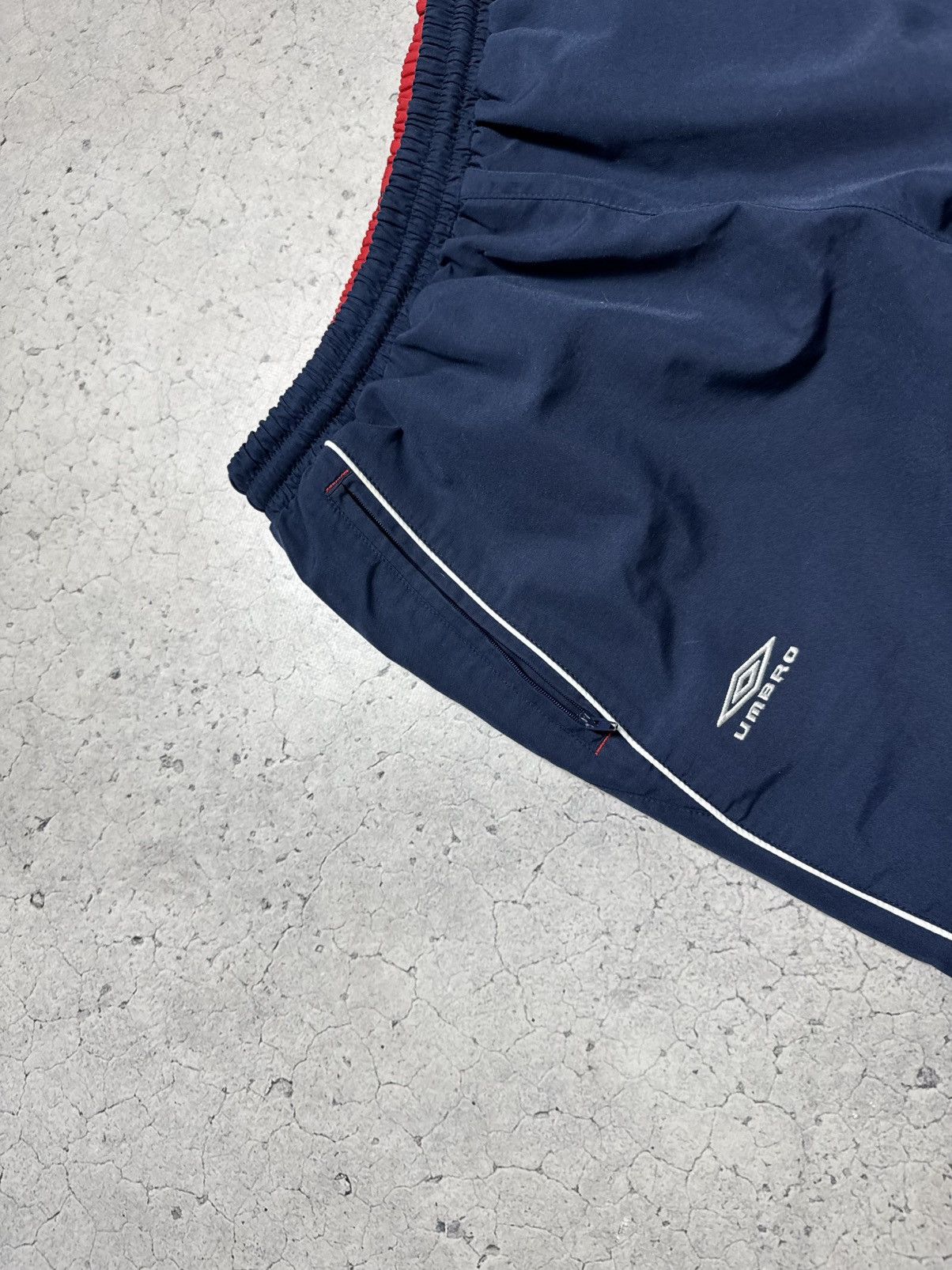 Umbro Umbro Nylon Big Logo Baggy Track Pants Size S Size US 30 / EU 46 - 4 Thumbnail